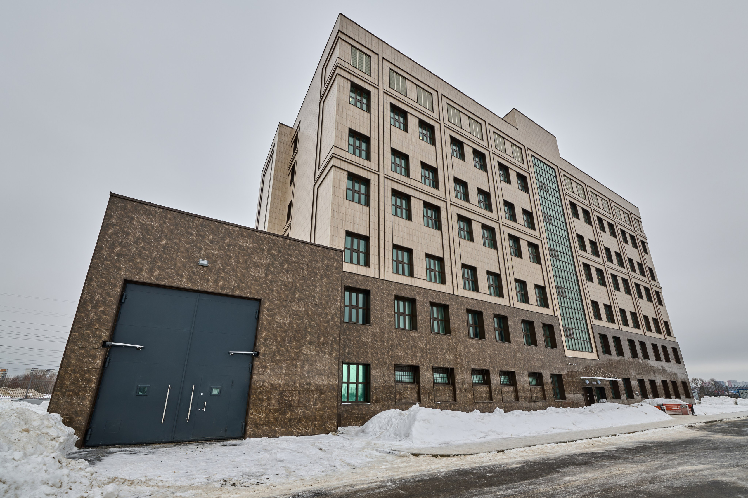 Угол фасада здания суда, архитектурные линии, перспектива