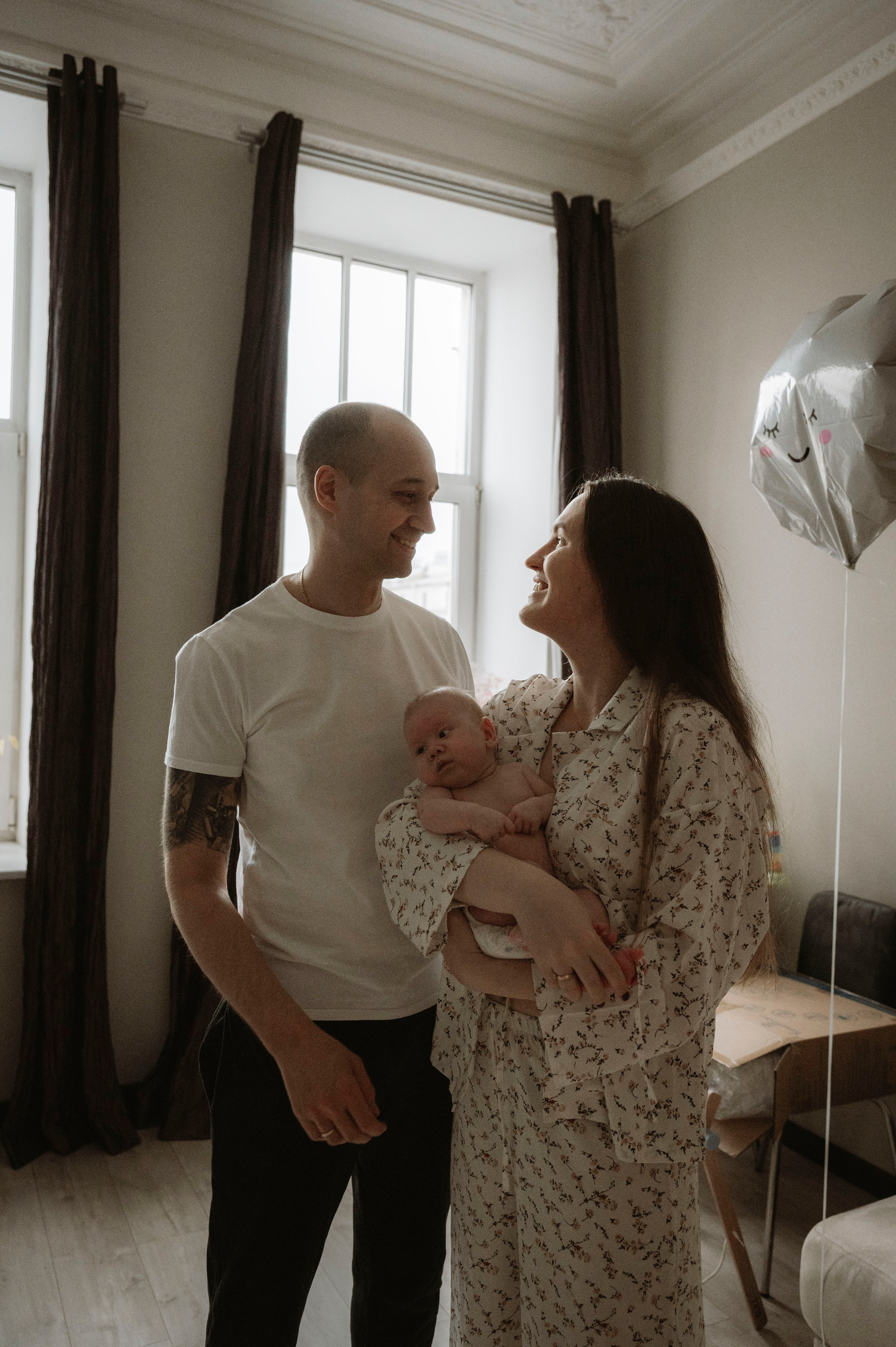 Семейная домашняя фотосессия. Профессиональный фотограф беременности в СПБ. Стильные фотосессии беременности в стиле минимализм и классическая фотография