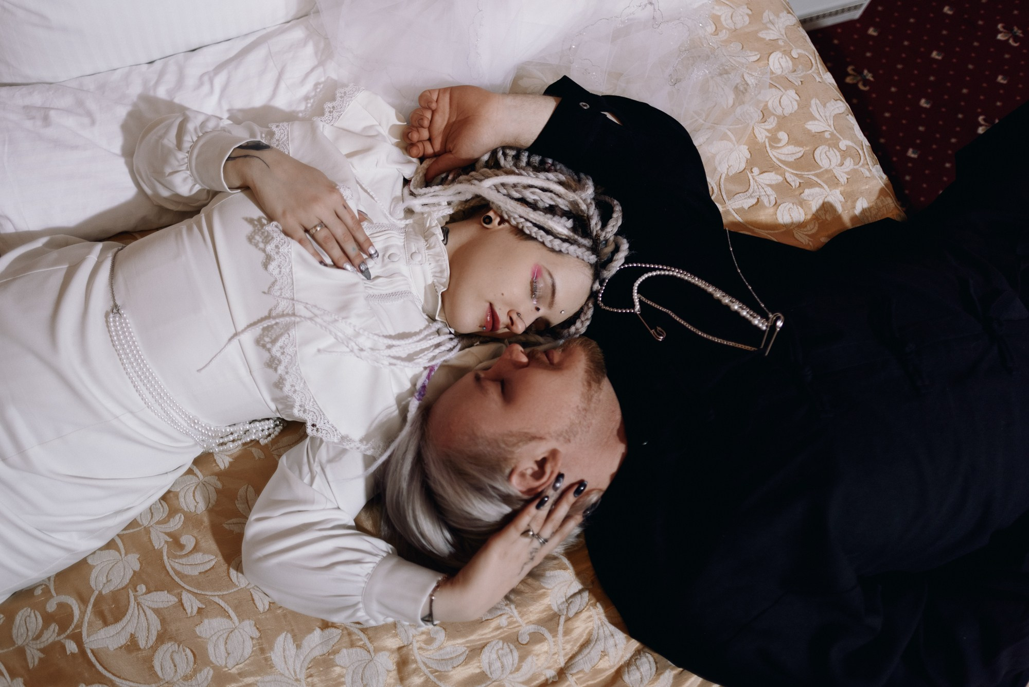 Утро невесты и жениха в отеле, эстетичные свадебные портреты в интерьере