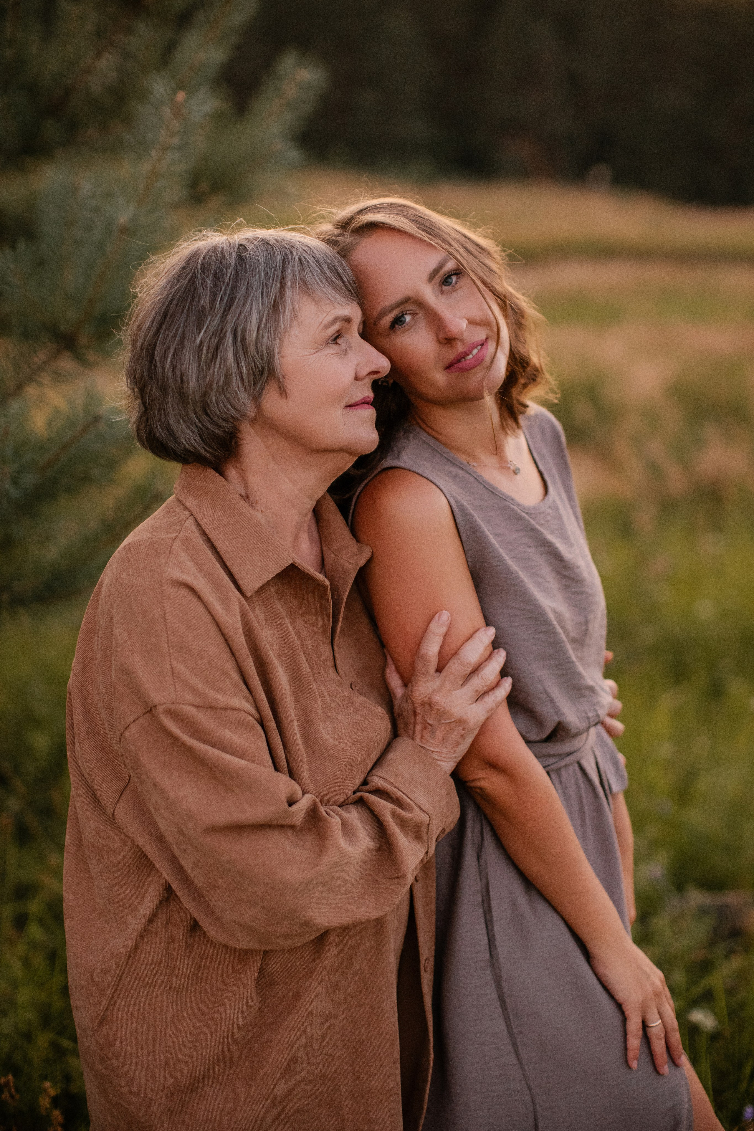 Фотосессия большой семьи в поле