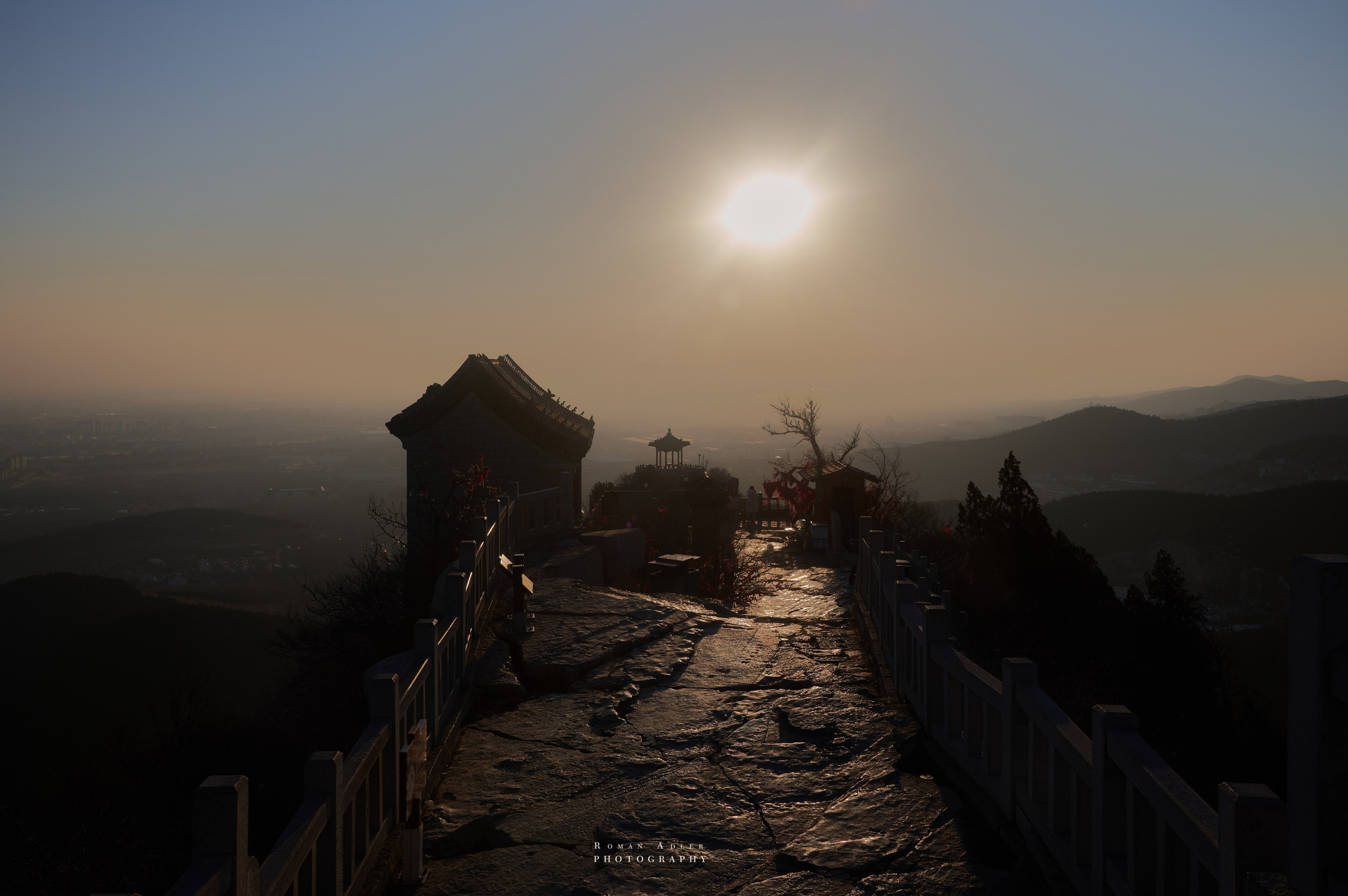 Рассвет на храмовой горе Юнмень. Цинчжоу. Фотограф Роман Адлер
