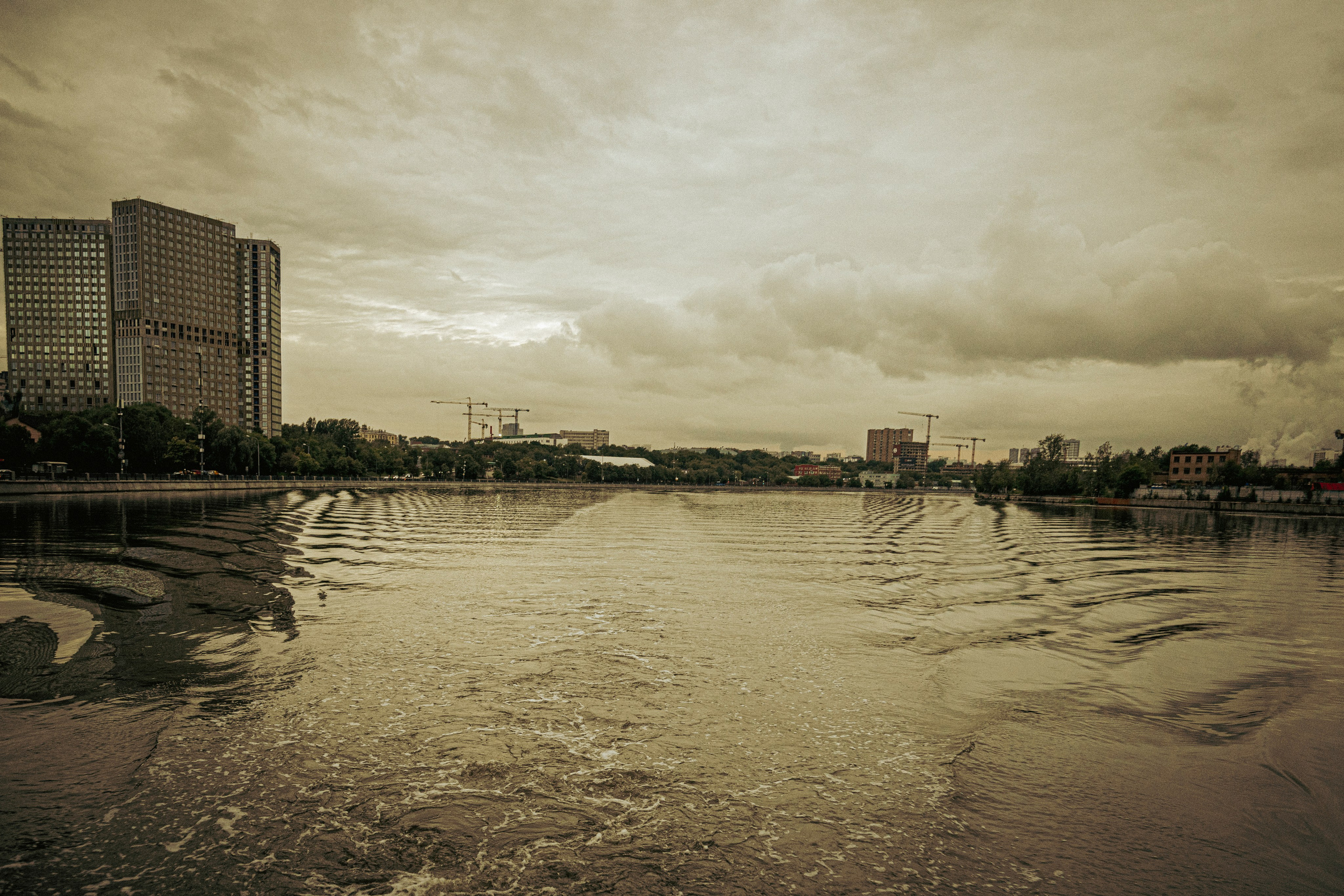 Москва-река. Лето. Яхта. Фотограф Роман Адлер