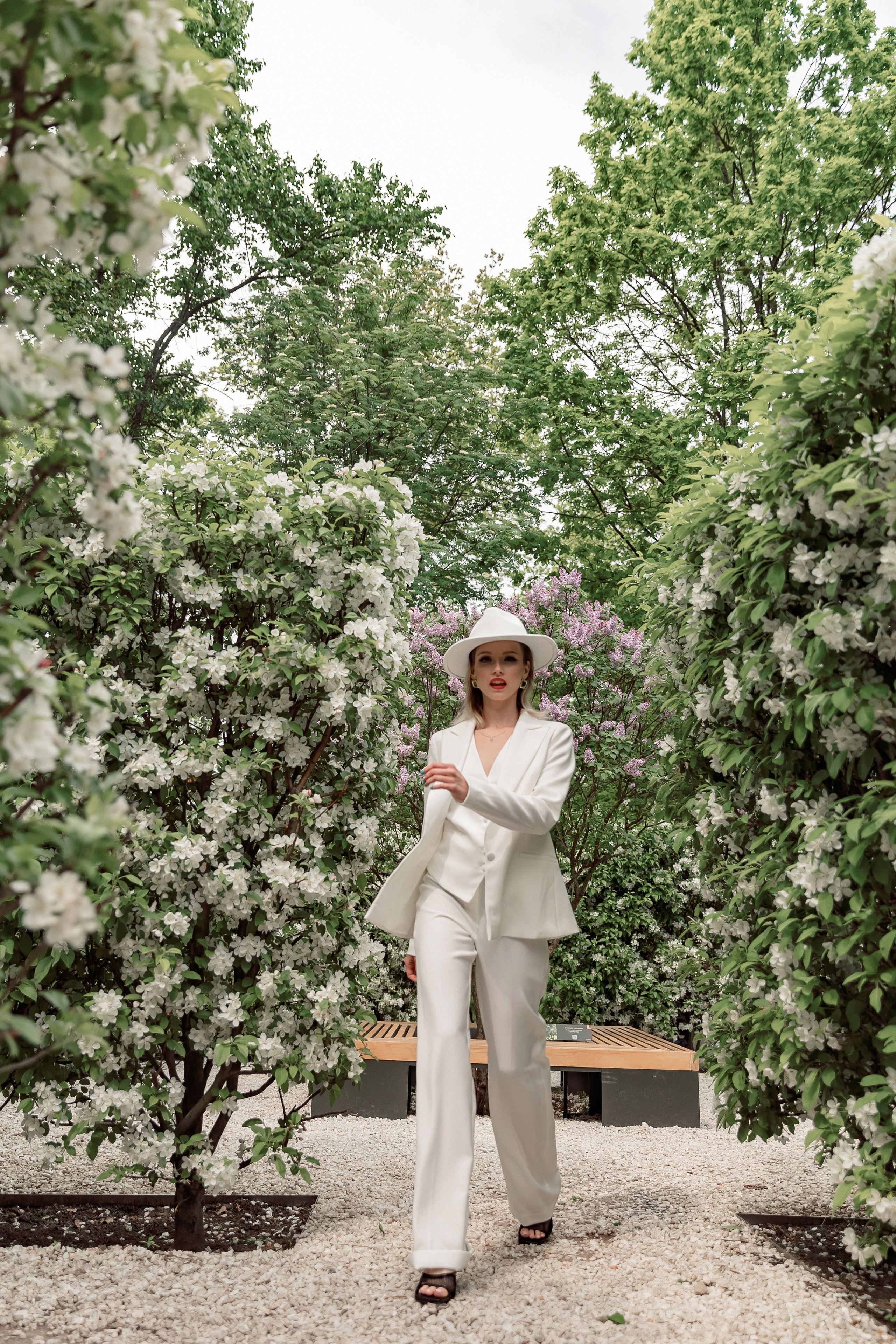 Портретная фотосессия Даши среди яблонь. Свадебный фотограф Москва