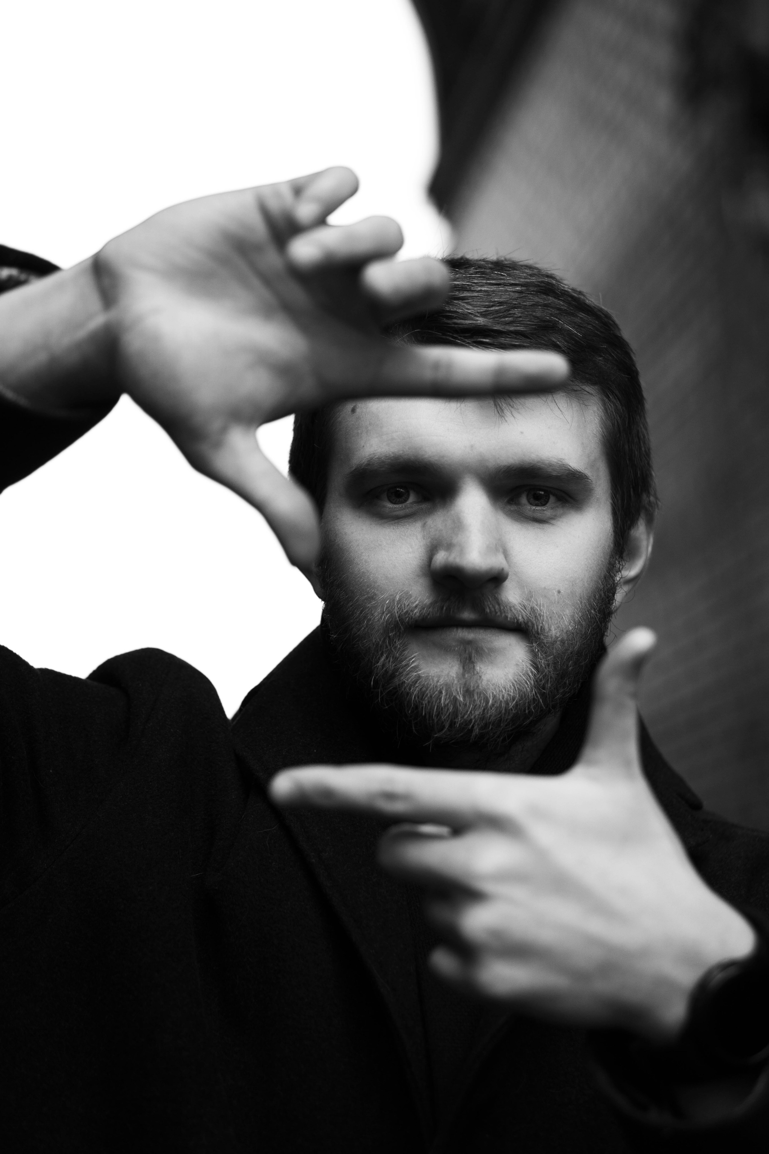 мужской портрет на улице 