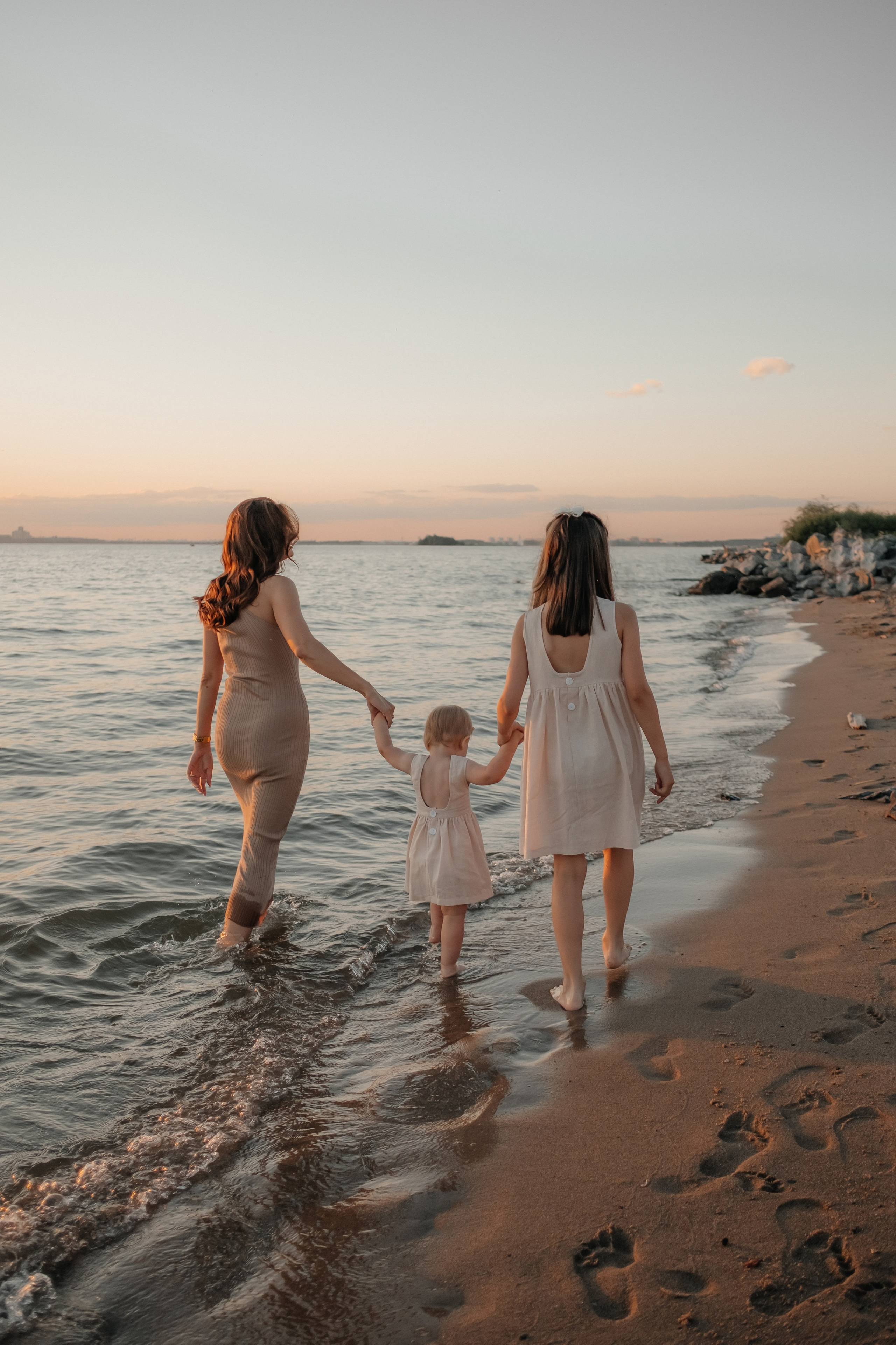 Катя с дочками на берегу. Фотограф в Новосибирске Диана Ильиных