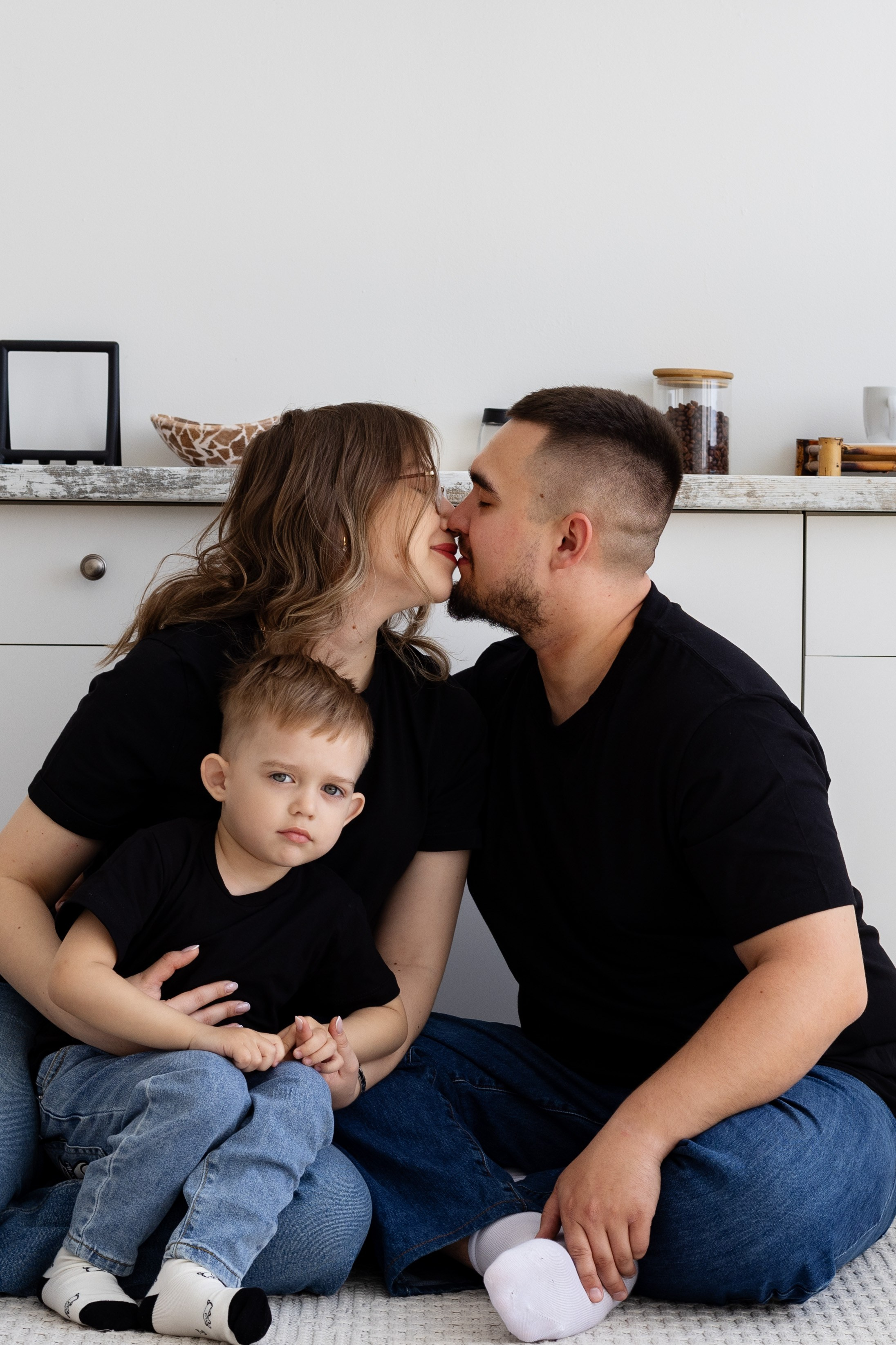 Семейная фотосессия в студии (Михаил, Крестина и Макар). Женский фотограф в Орске Новотроицке Динара Долганова