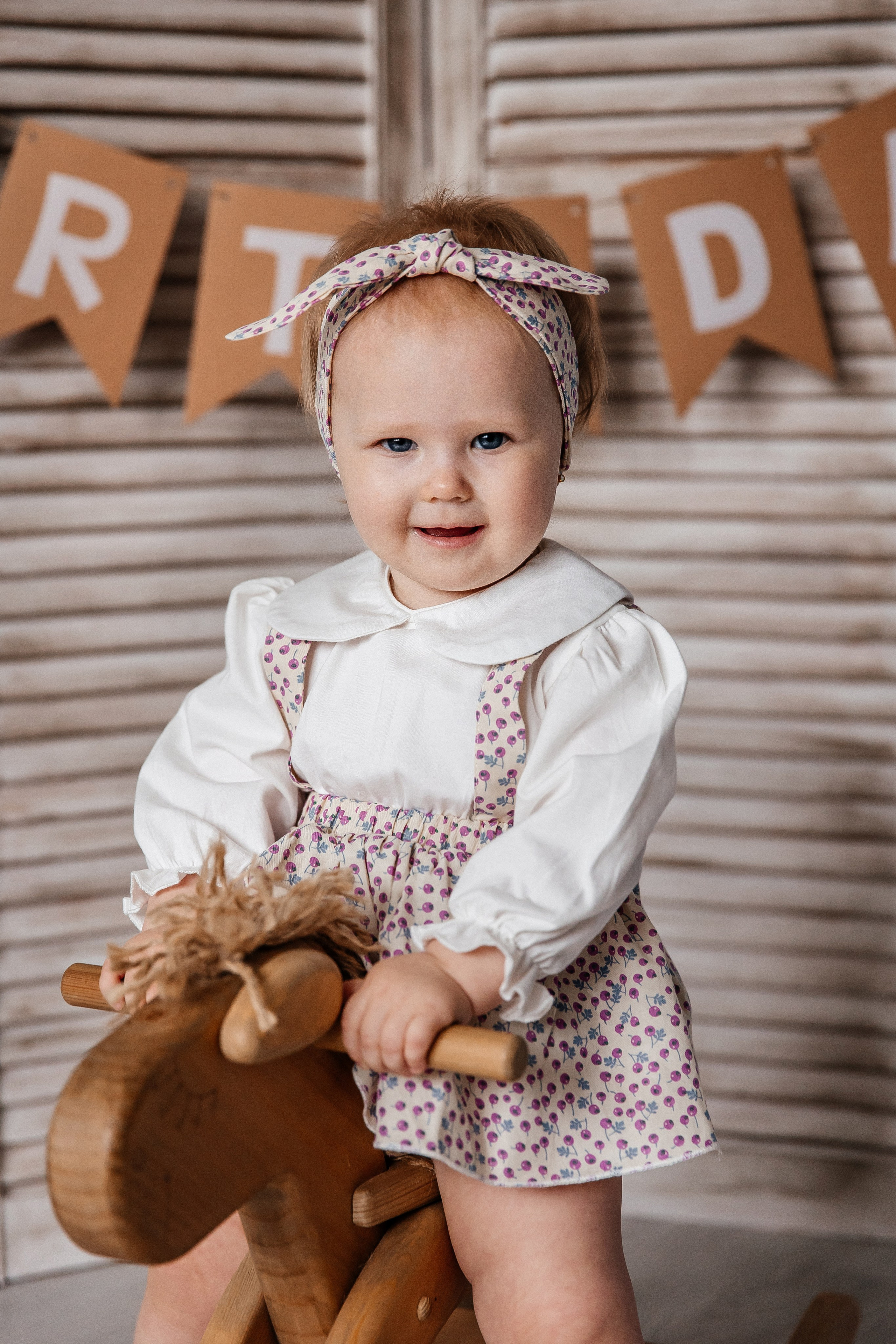 Минимализм (единичка, буквы-кубики, отдельный реквизит на фоне). Детский фотограф, выпускные альбомы в Нижнем Новгороде Бодягина Мария