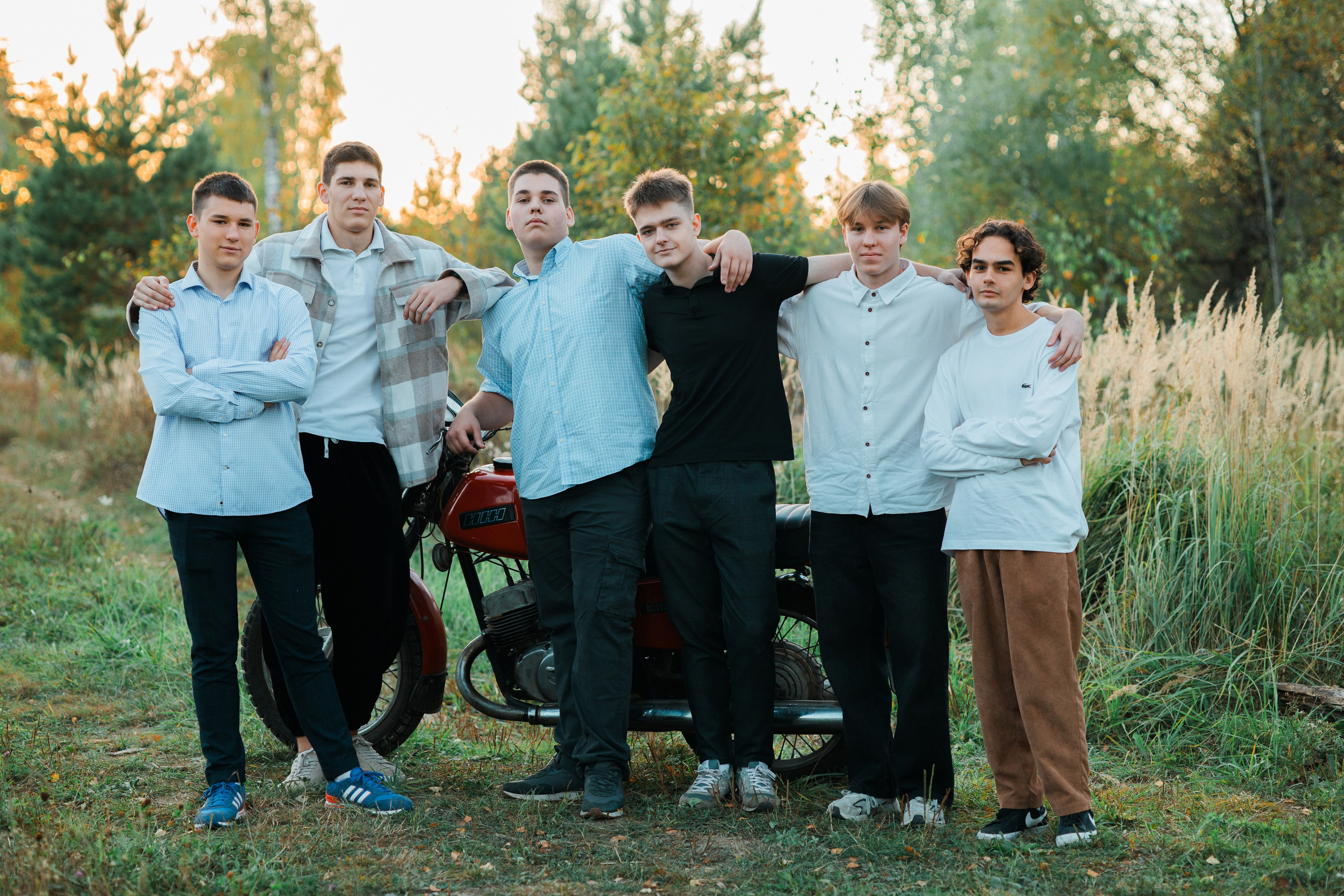 Осенняя фотосессия для выпускных альбомов 11 классов в Тарусе 2025 год. Выпускные альбомы в Серпухове