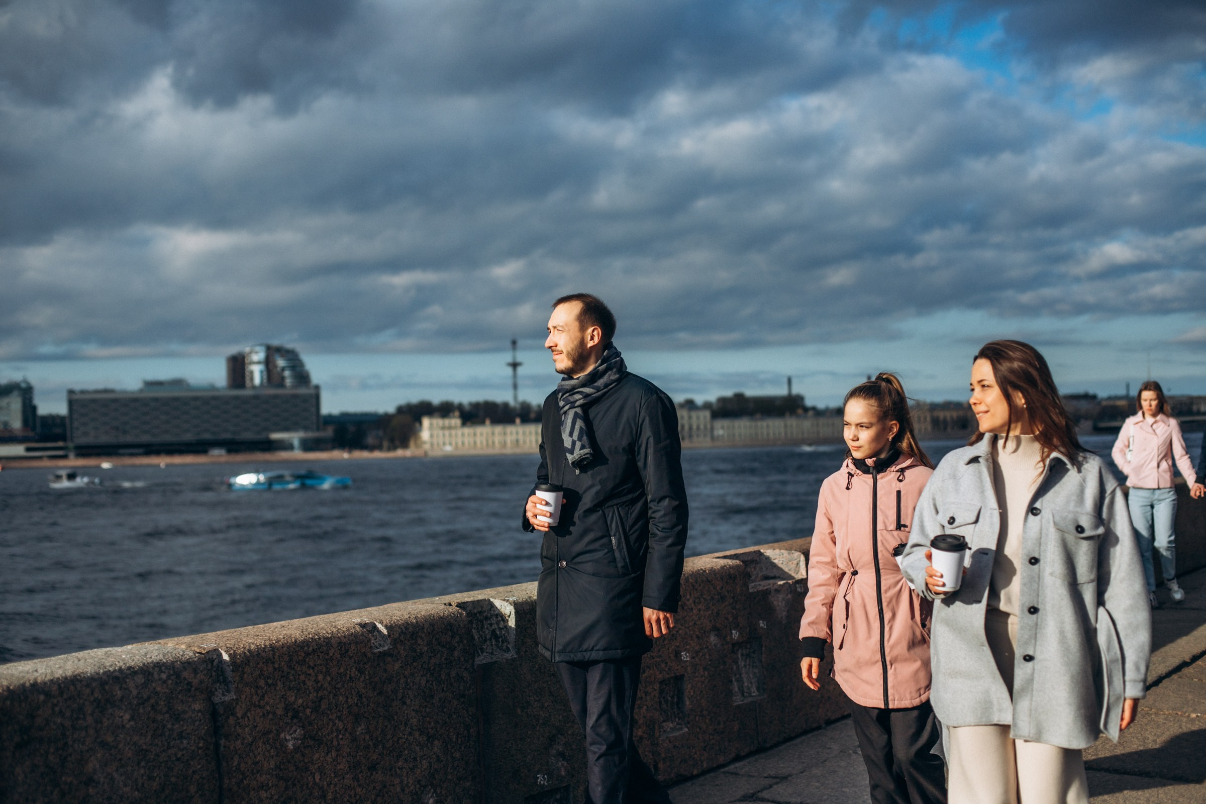 Аделина с семьей в мае. Фотопрогулка в Петербурге. Индивидуальный и семейный фотограф в Санкт-Петербурге