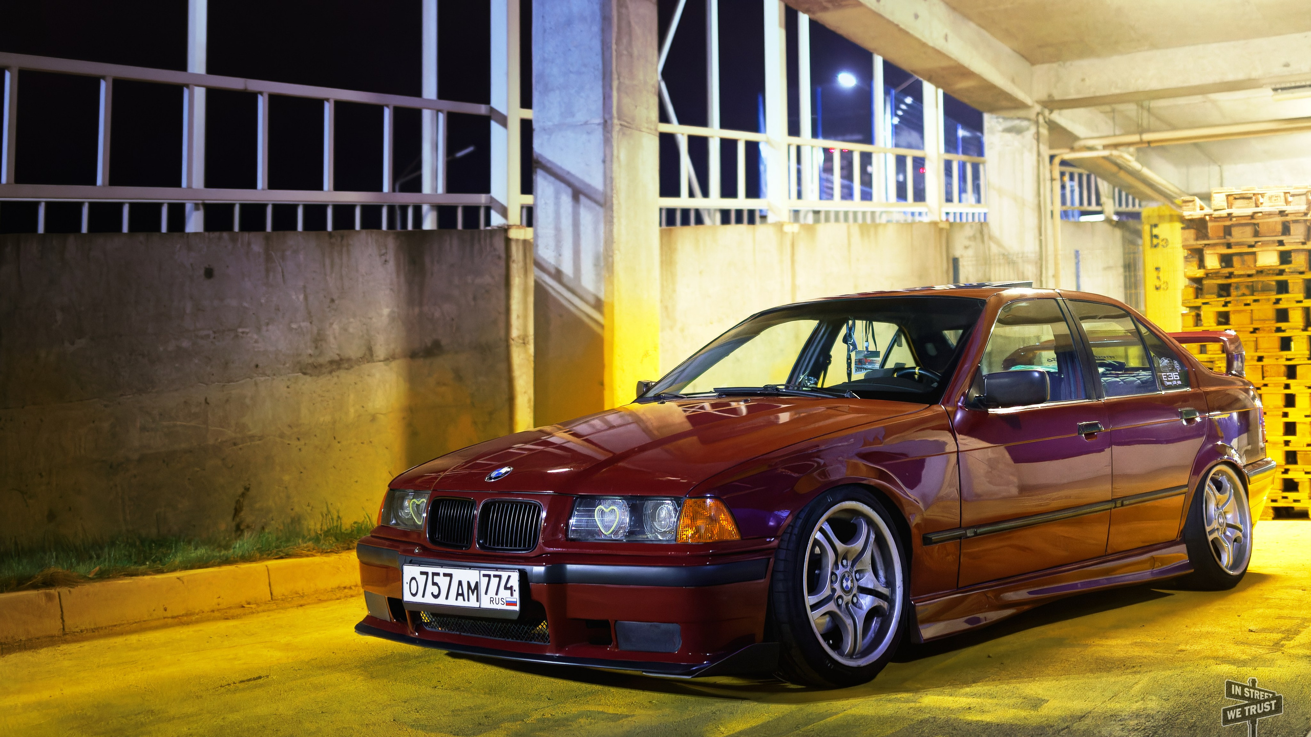 BMW E36 под уличным фонарем. IN STREET WE TRUST