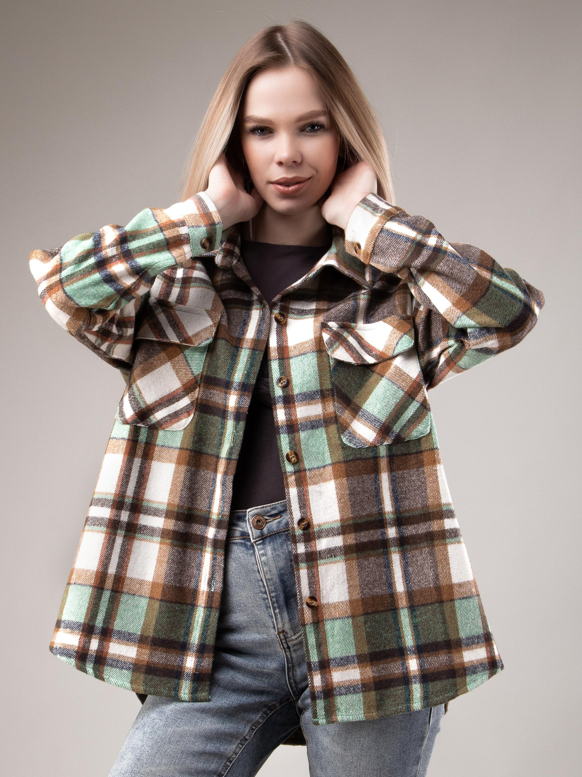 Съемка женской теплой рубашки в студии