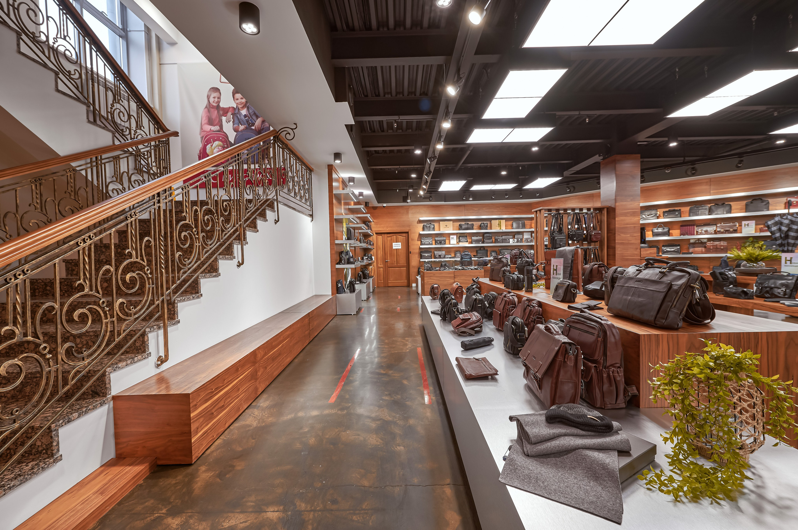 Портфолио по интерьерной и экстерьерной фотосъёмки: Мир сумок — Левый берег. Фотограф Яковлев Роман — Красноярск