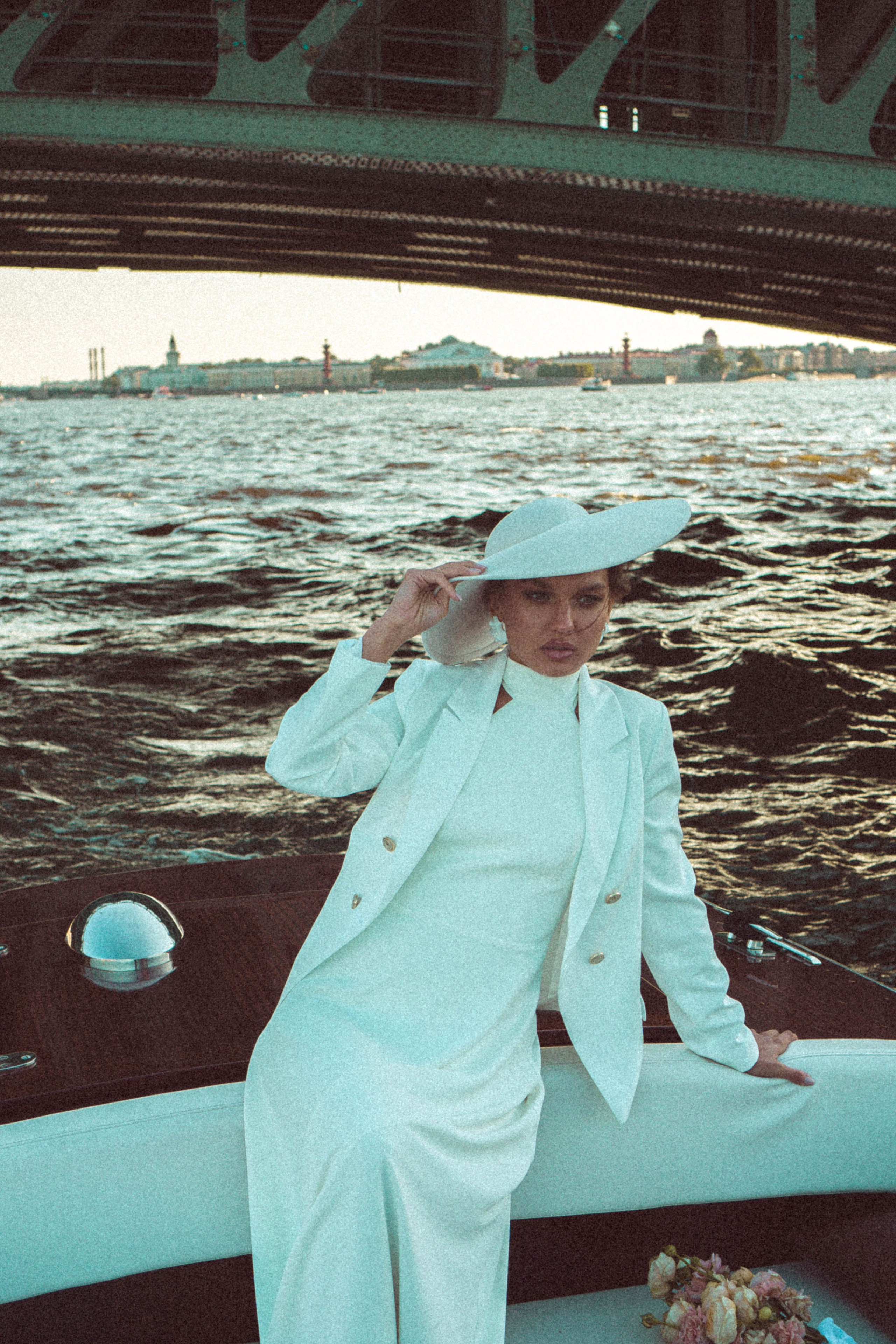 СВАДЕНБНАЯ СЬЕМКА НА КАТЕРЕ ПО КАНАЛАМ САНКТ-ПЕТЕРБУРГА И В АКВАТОРИИ НЕВЫ. Профессиональный фотограф, Санкт-Петербург — Виктория Богомолова