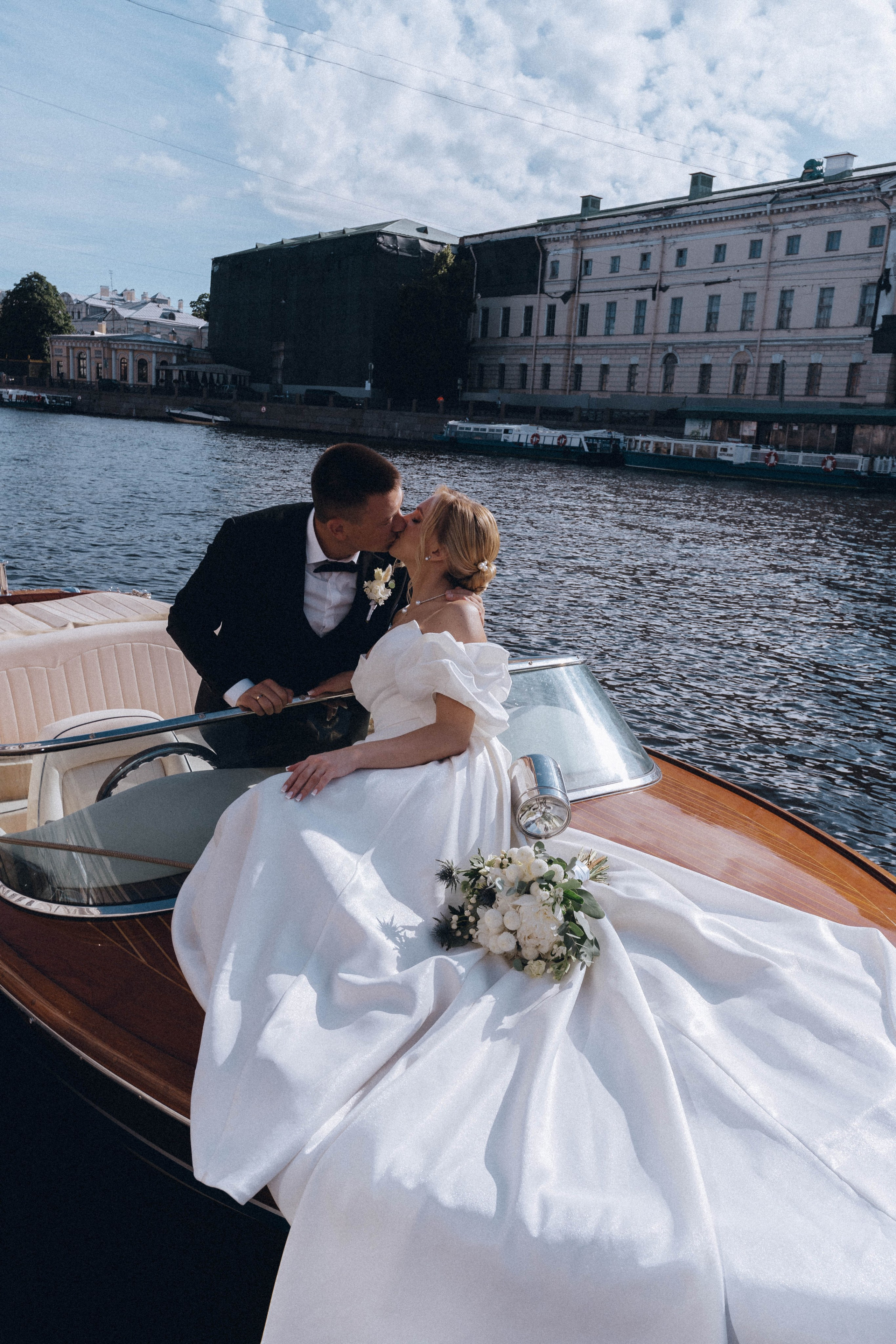 СВАДЕНБНАЯ СЬЕМКА НА КАТЕРЕ ПО КАНАЛАМ САНКТ-ПЕТЕРБУРГА И В АКВАТОРИИ НЕВЫ. Профессиональный фотограф, Санкт-Петербург — Виктория Богомолова