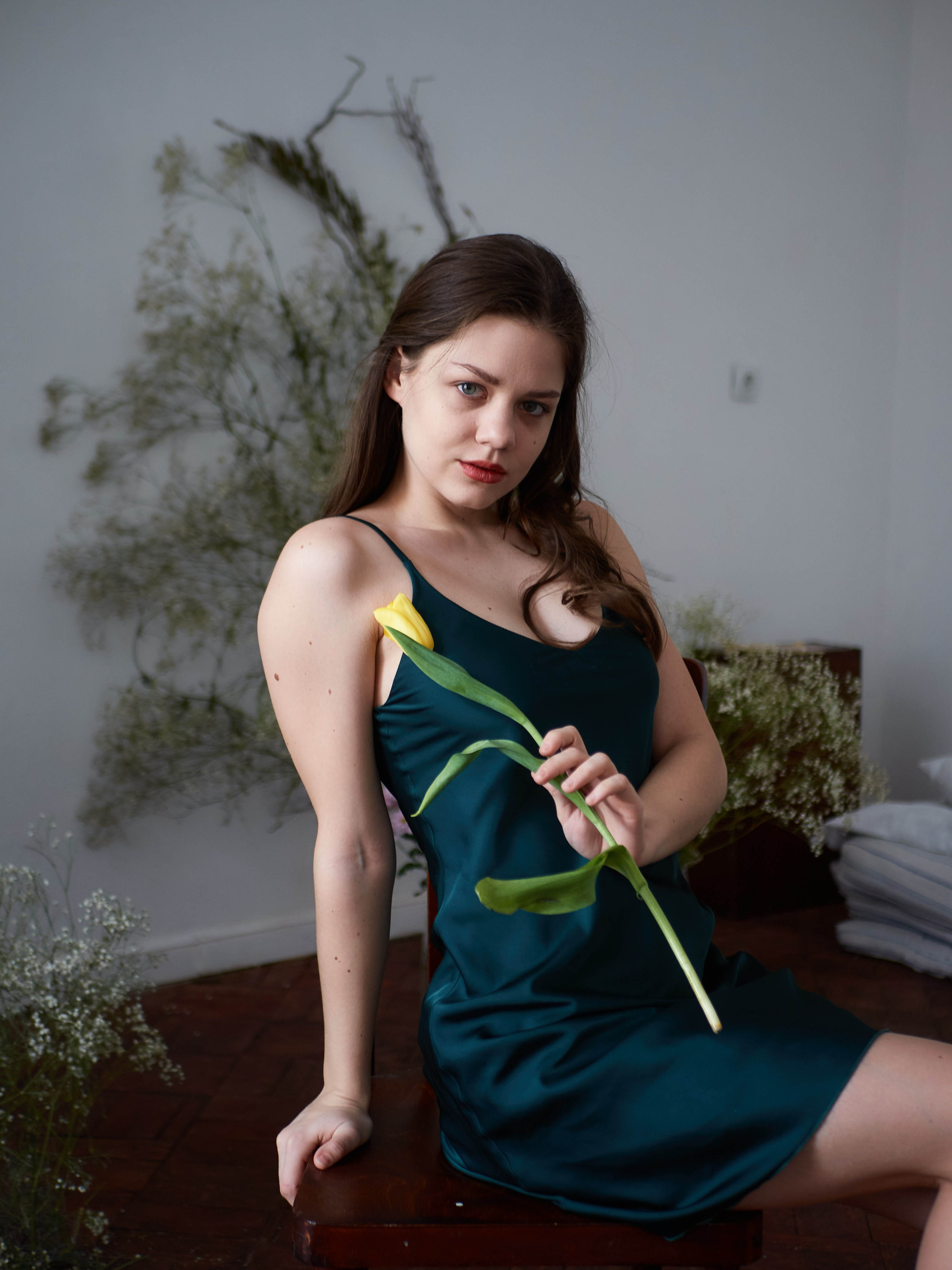 Фотосессия девушки с минималистичной студии с цветами