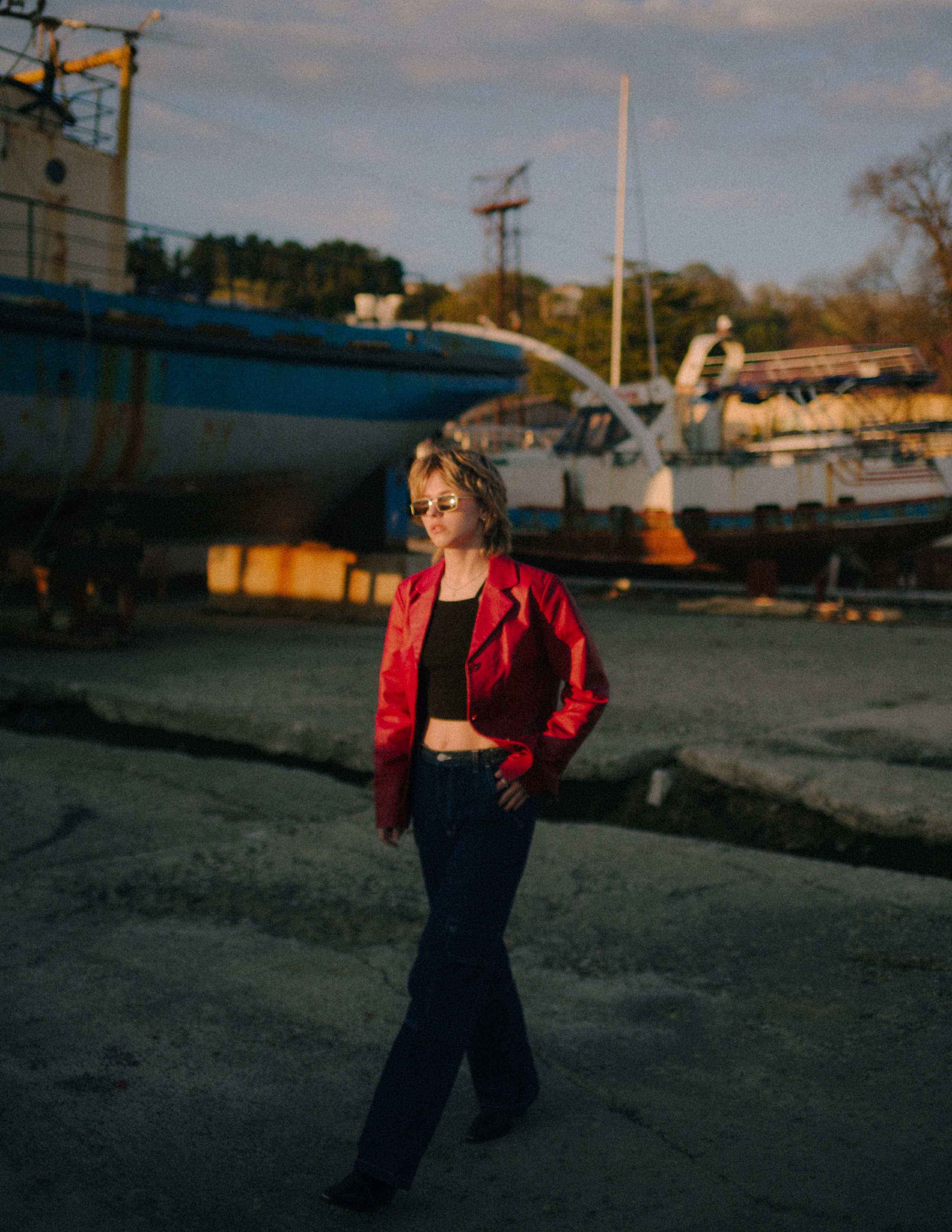 Вика среди заброшенных кораблей. Главная