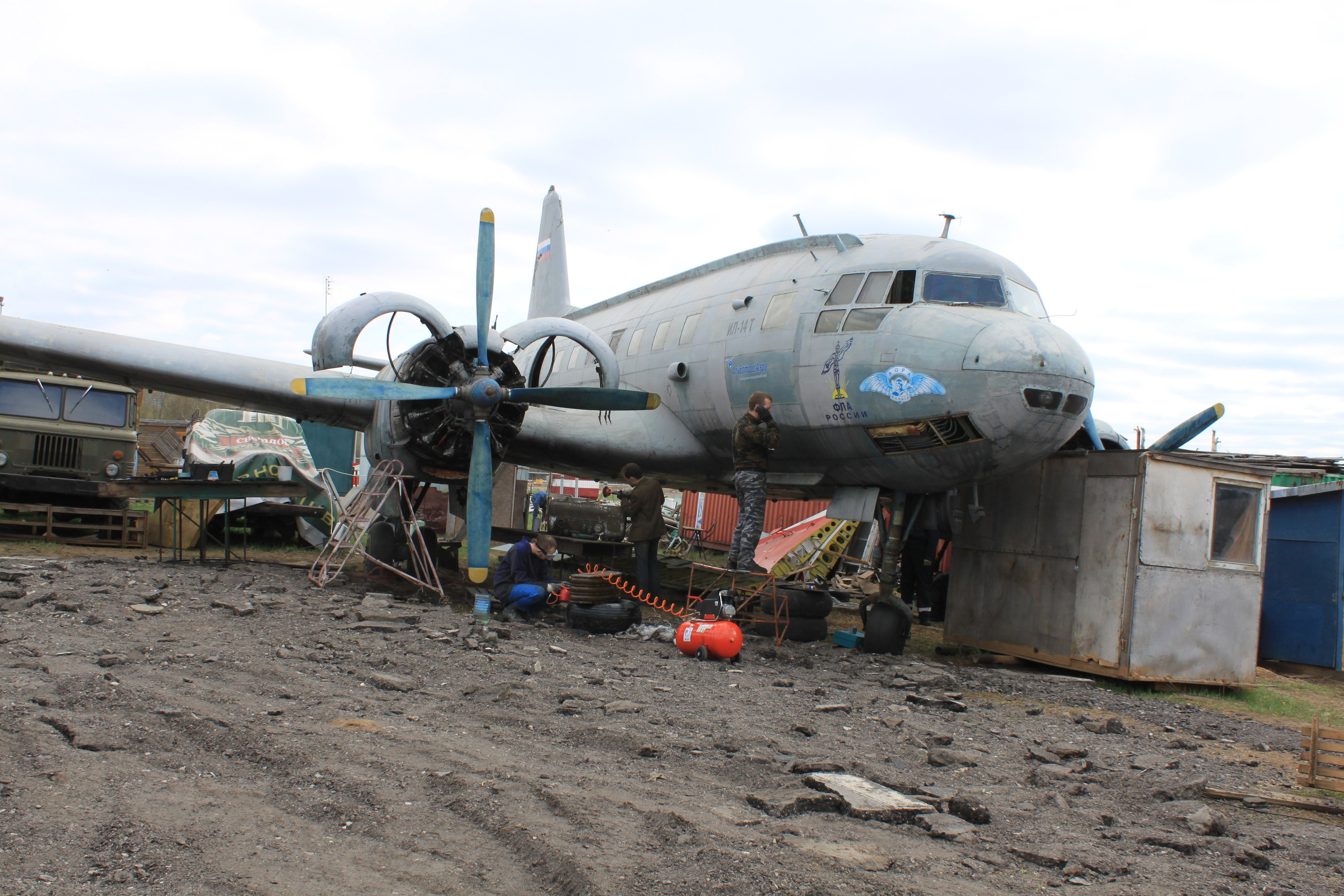 Ил-14Т «Голубая Мечта» работы в Тушино (2011 г.). Фотоальбом показывающий увлекательный мир авиации и мир медведей Андрея Иванова