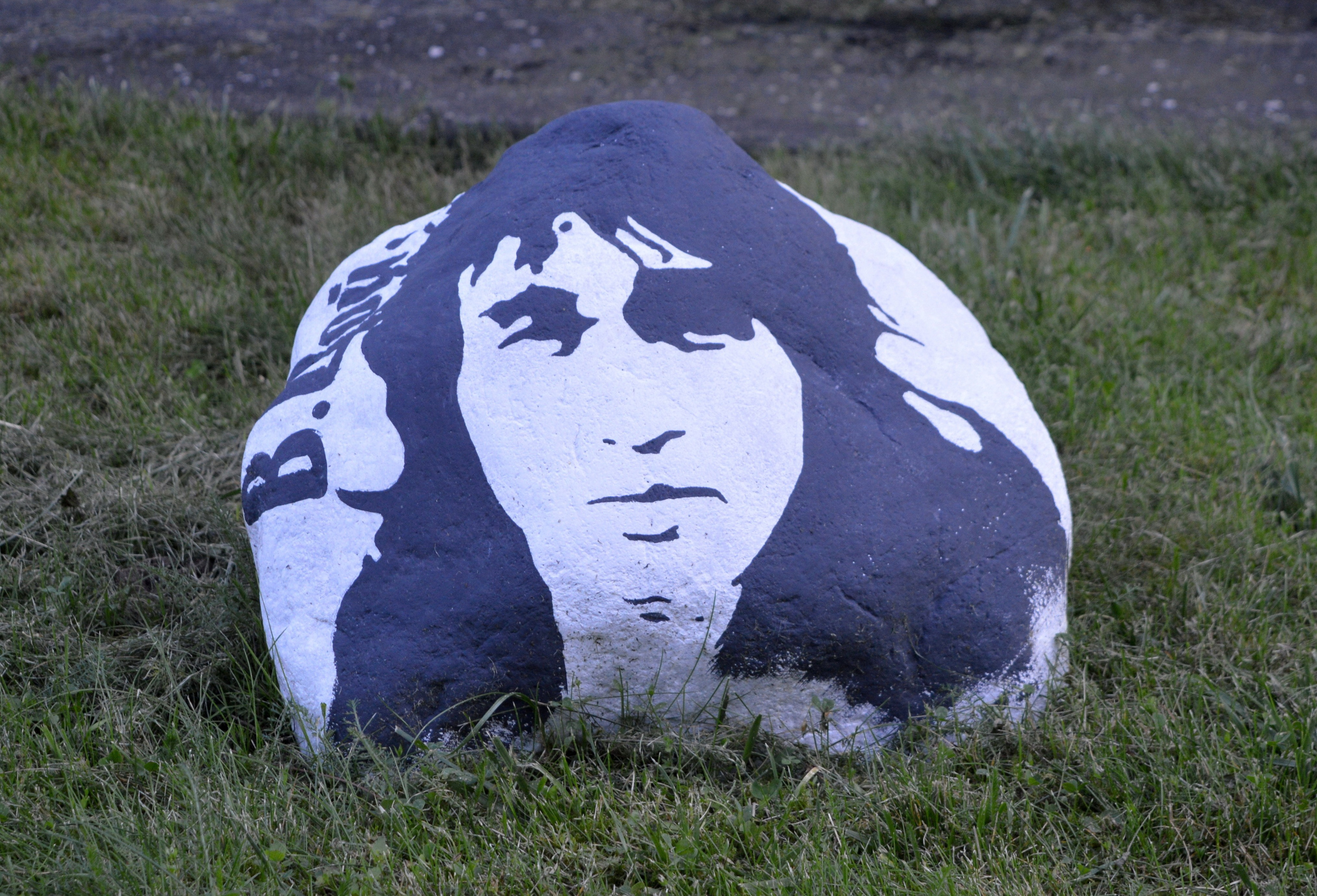 Виктор Цой смотрит прямо перед собой и улыбается людям