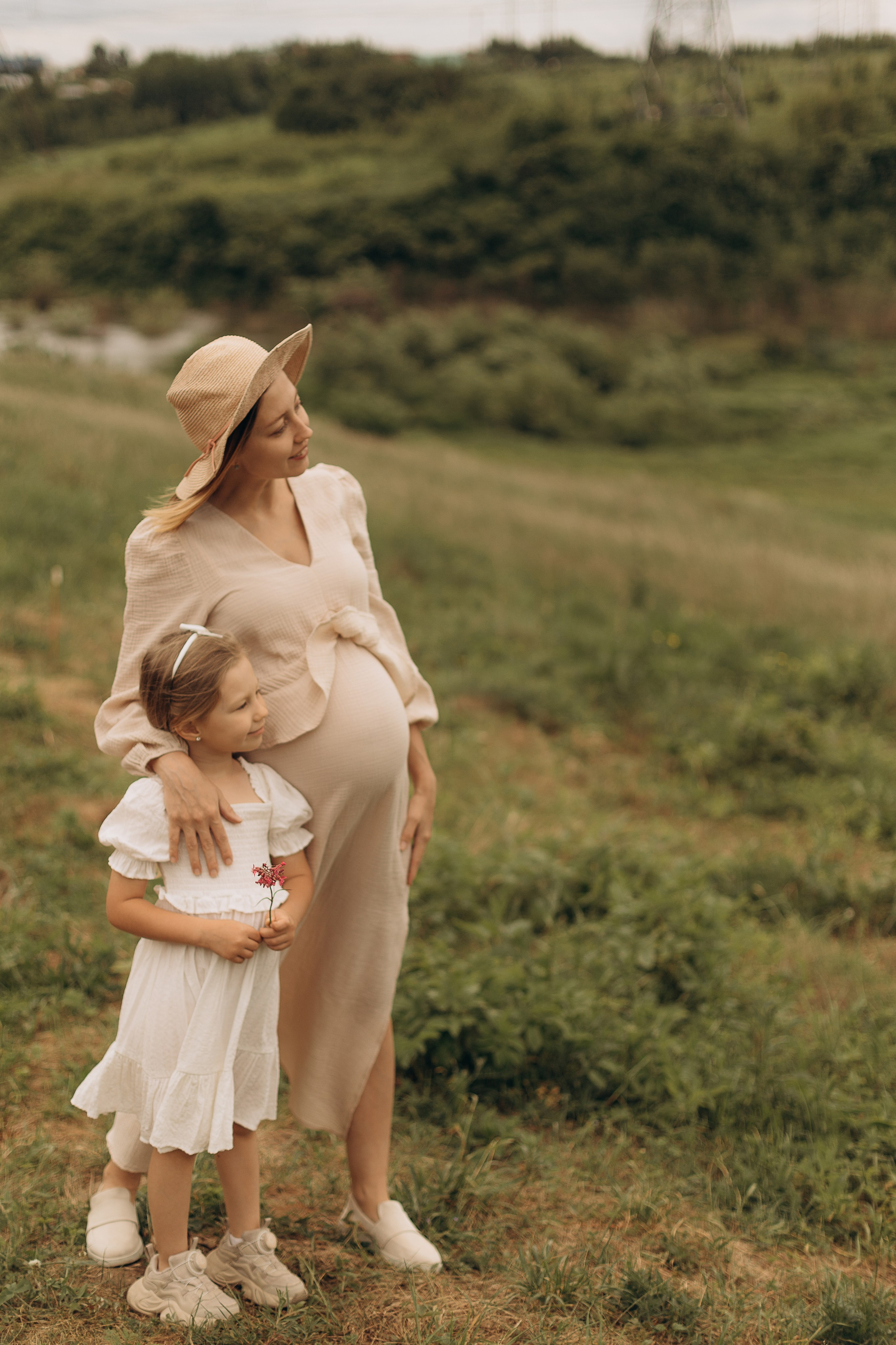 Мама и дочка на холмах. Детский и семейный фотограф в Москве Светлана Шабалина