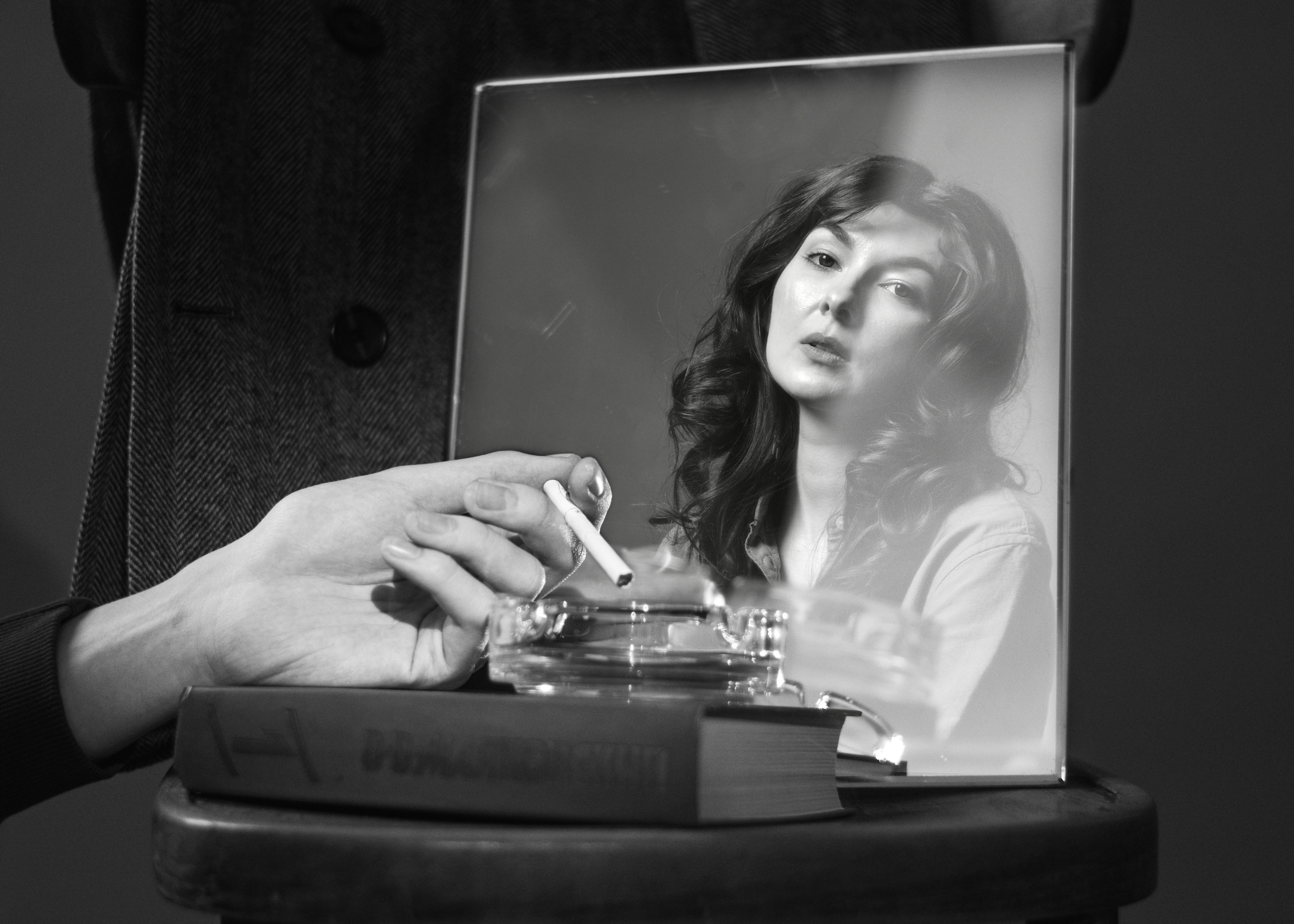 стихи, маяковский, портрет, женский портрет, фотосессия москва, фотограф москва, фотосессия, необычная фотосессия, подарок, душа, сертификат, мурашки, содержание, смысл, текст, подтекст, зеркало, сигарета, девушка, черно белое фото