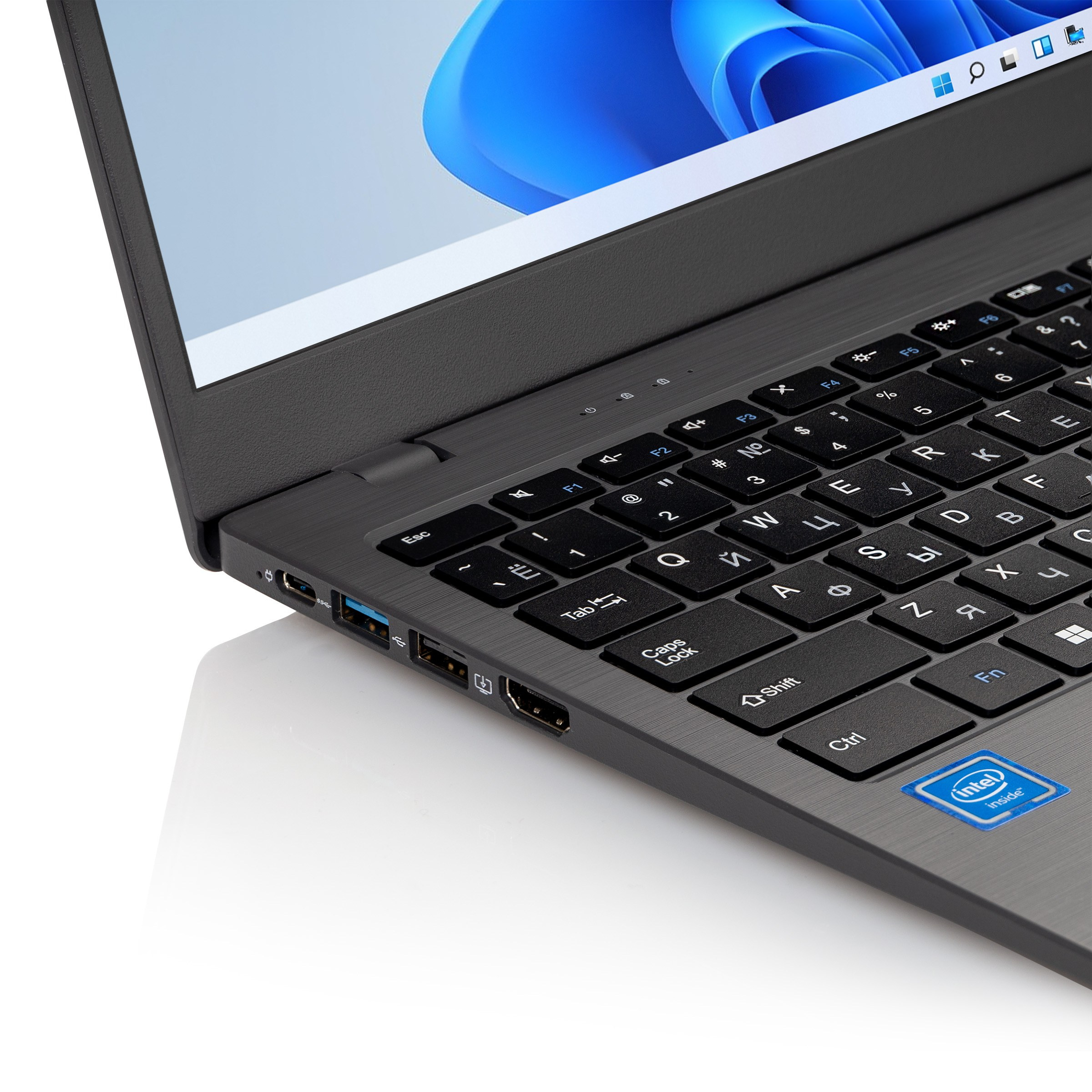 Крупный план разъемов серого ноутбука | Съемка для каталога