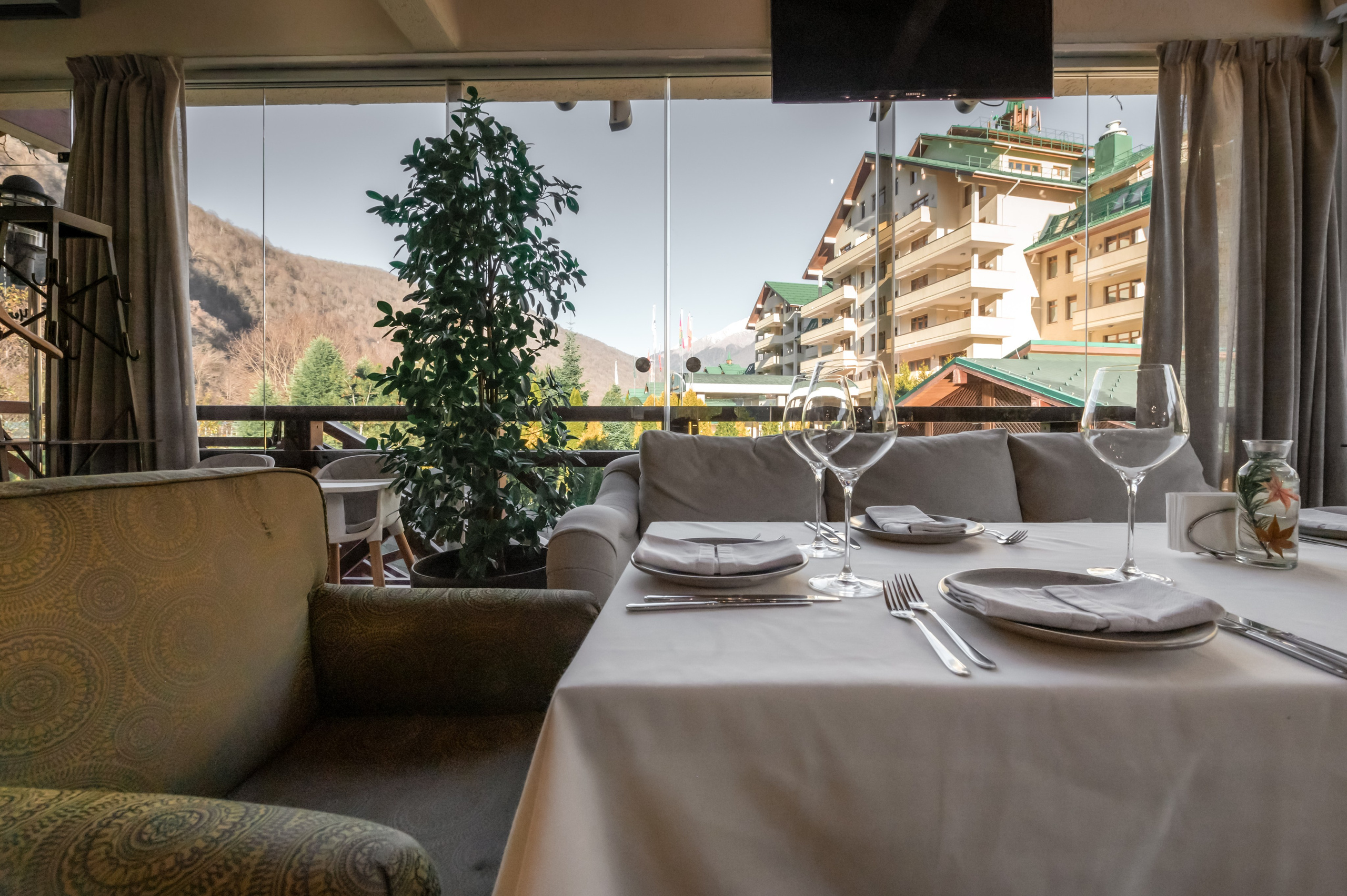 Ресторан «Черная Лисичка» на курорте Газпром Поляна. Репортажный фотограф в Красной Поляне и Сочи Павлюченко Екатерина