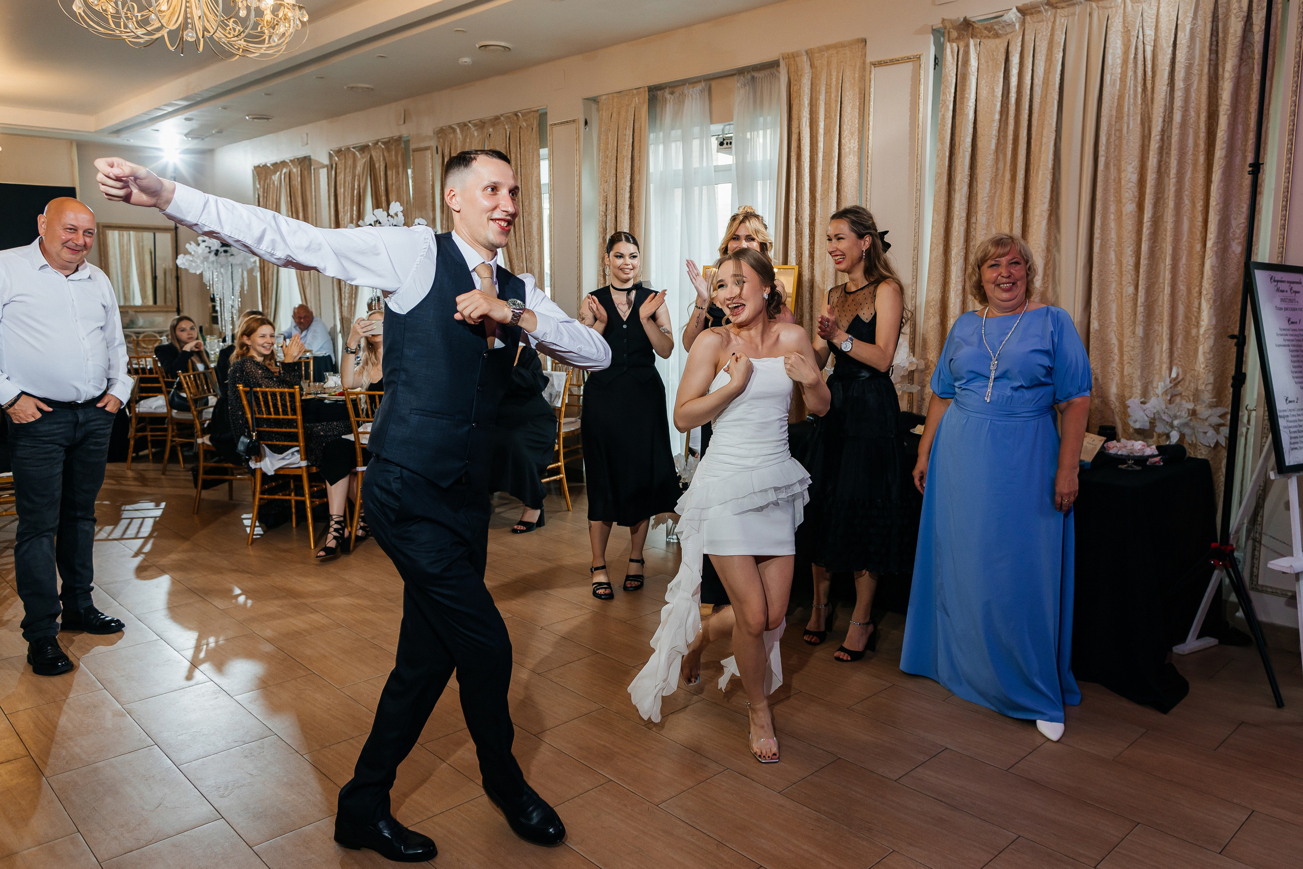 Красивый свадебный ужин в уютном ресторане. Олег Сверчков | Свадебный фотограф Вологда