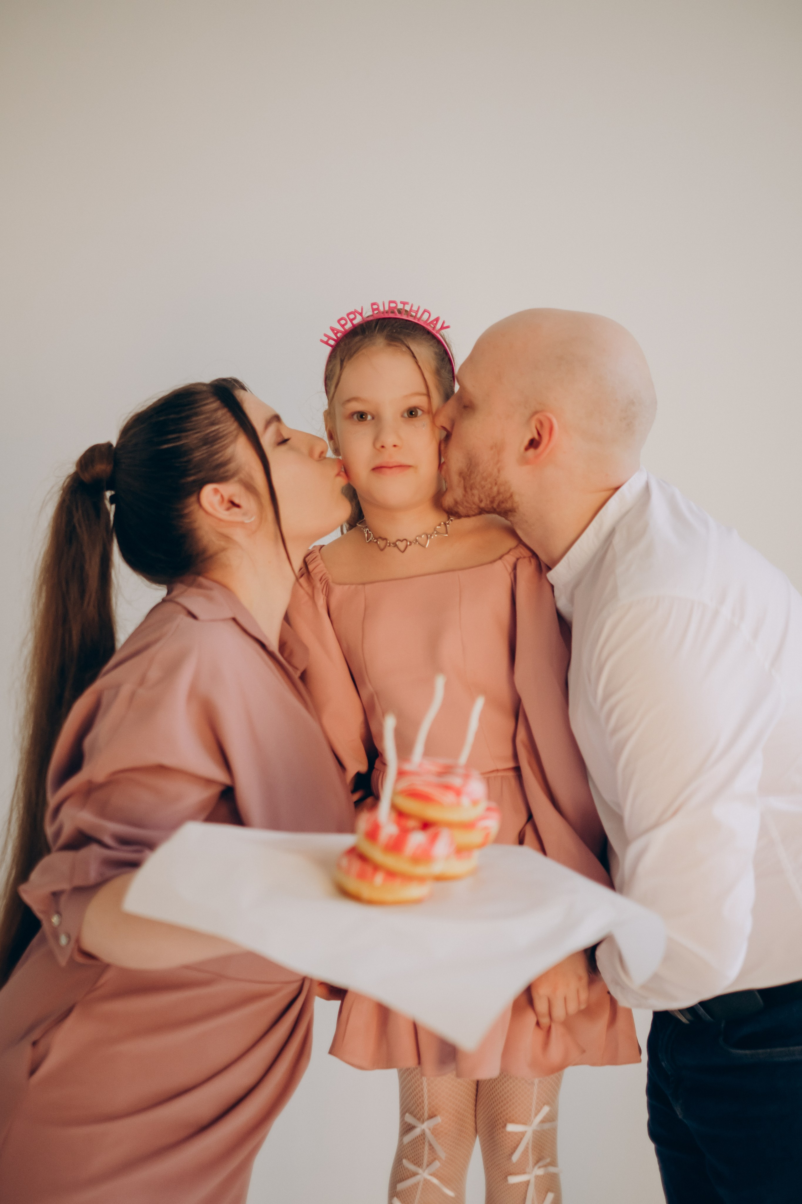 Фотосессия «День рождения» в минималистичной студии. Фотограф Новосибирск Анна Рождественская