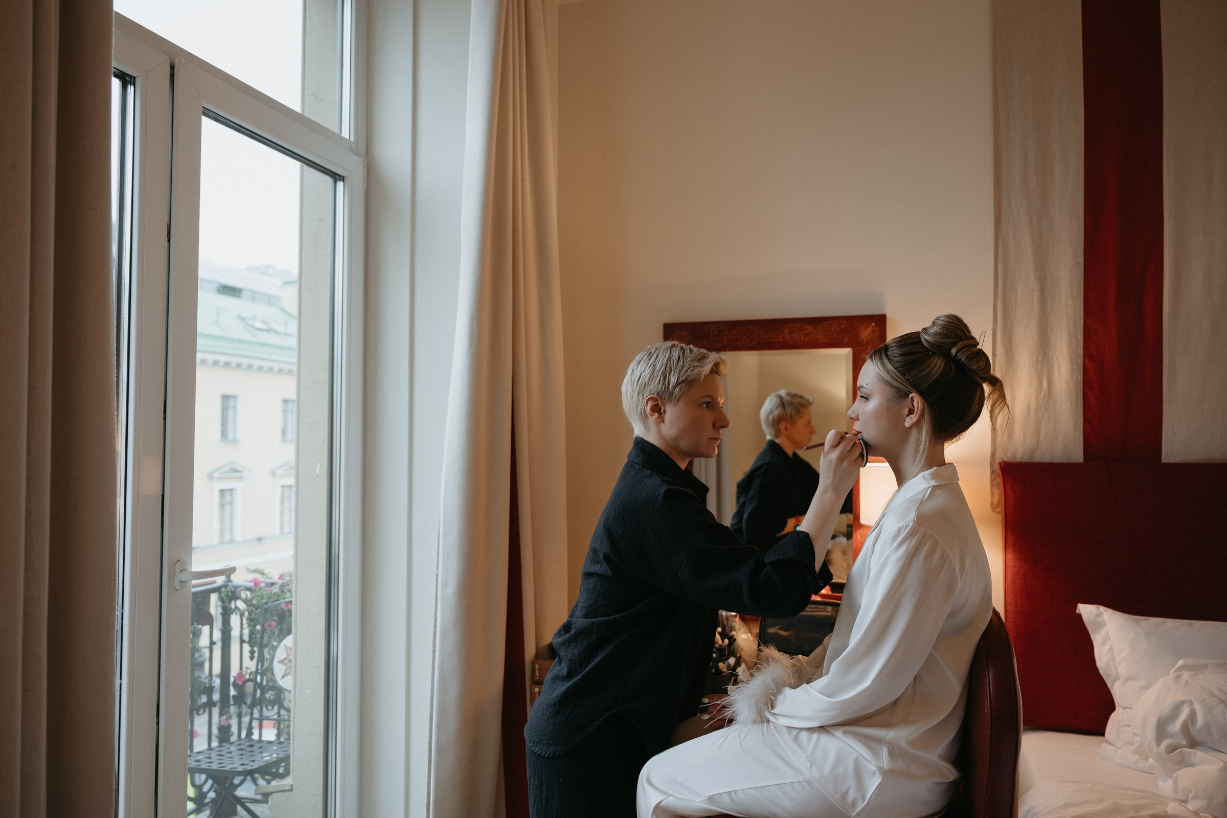 Сборы жениха и невесты в отеле Англетер