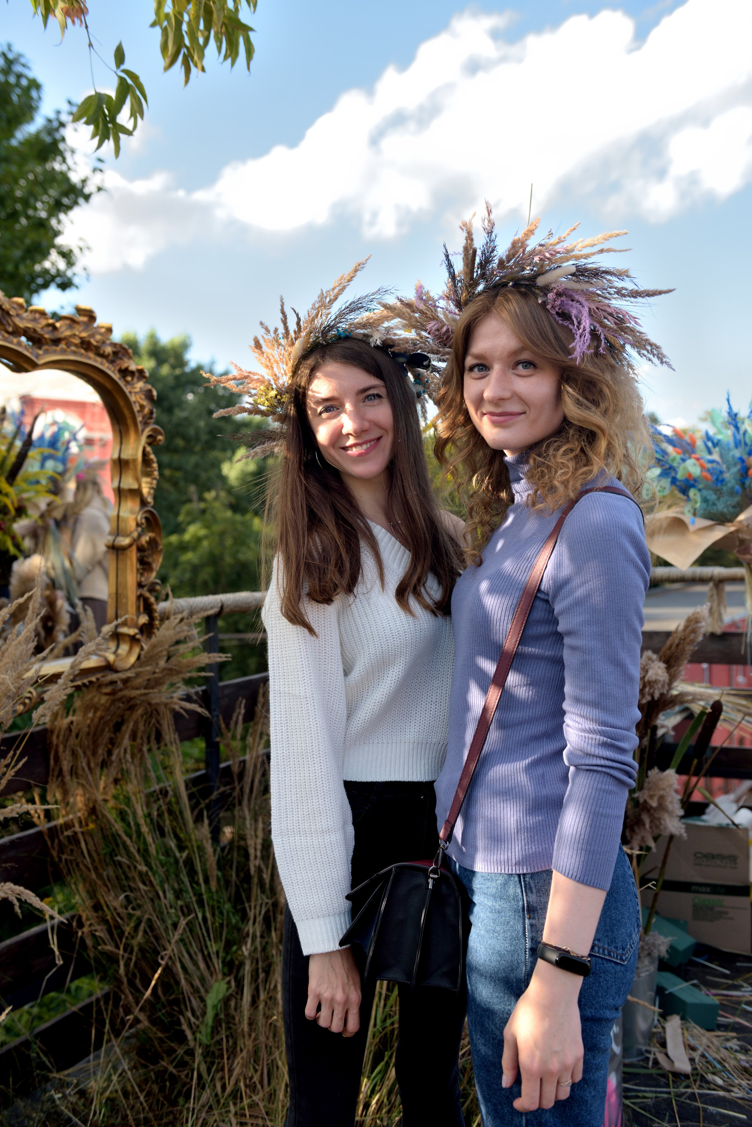 "Портретная фотосессия девушек в венках из колосков на мероприятии".