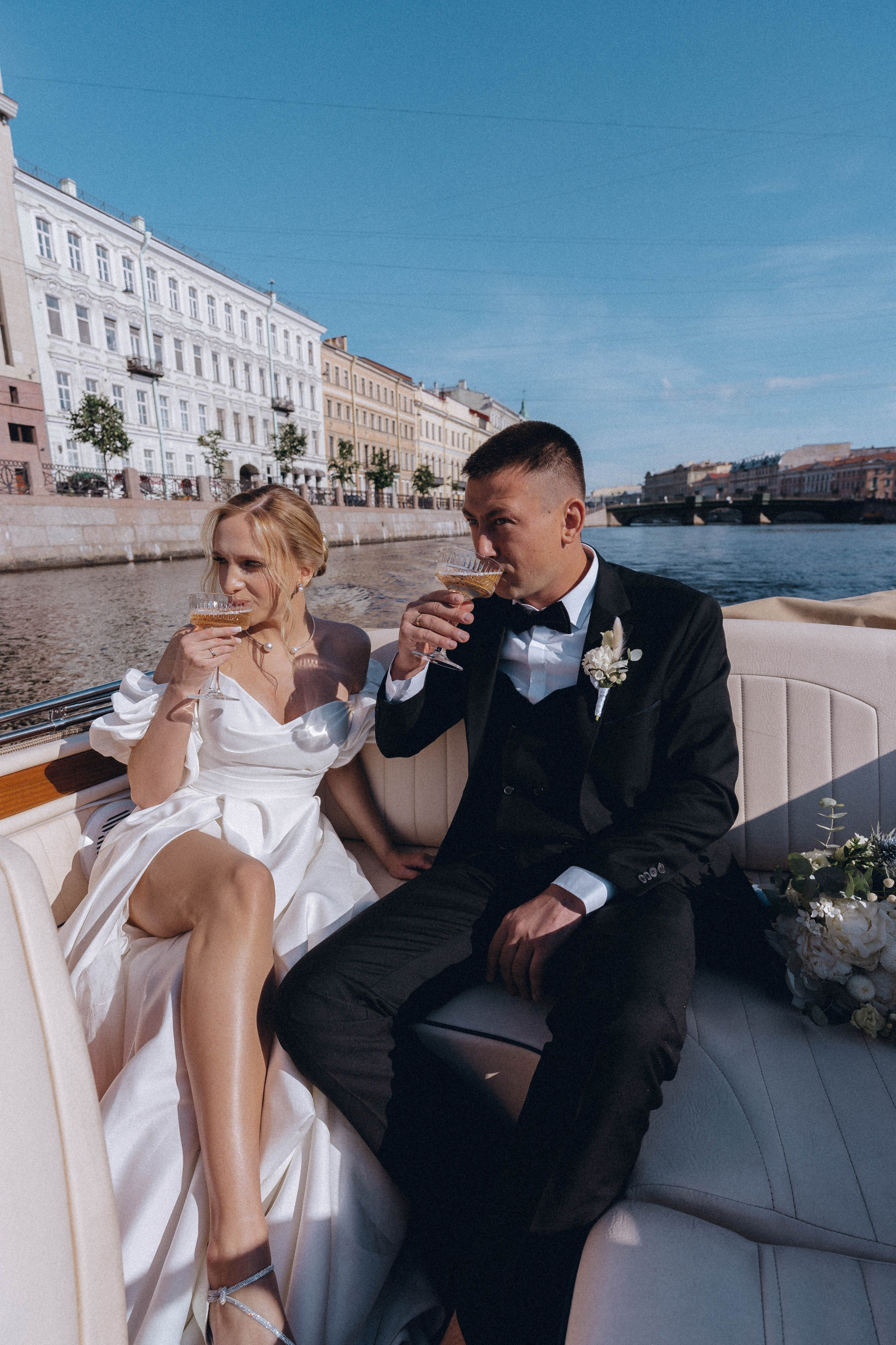 СВАДЕНБНАЯ СЬЕМКА НА КАТЕРЕ ПО КАНАЛАМ САНКТ-ПЕТЕРБУРГА И В АКВАТОРИИ НЕВЫ. Профессиональный фотограф, Санкт-Петербург — Виктория Богомолова
