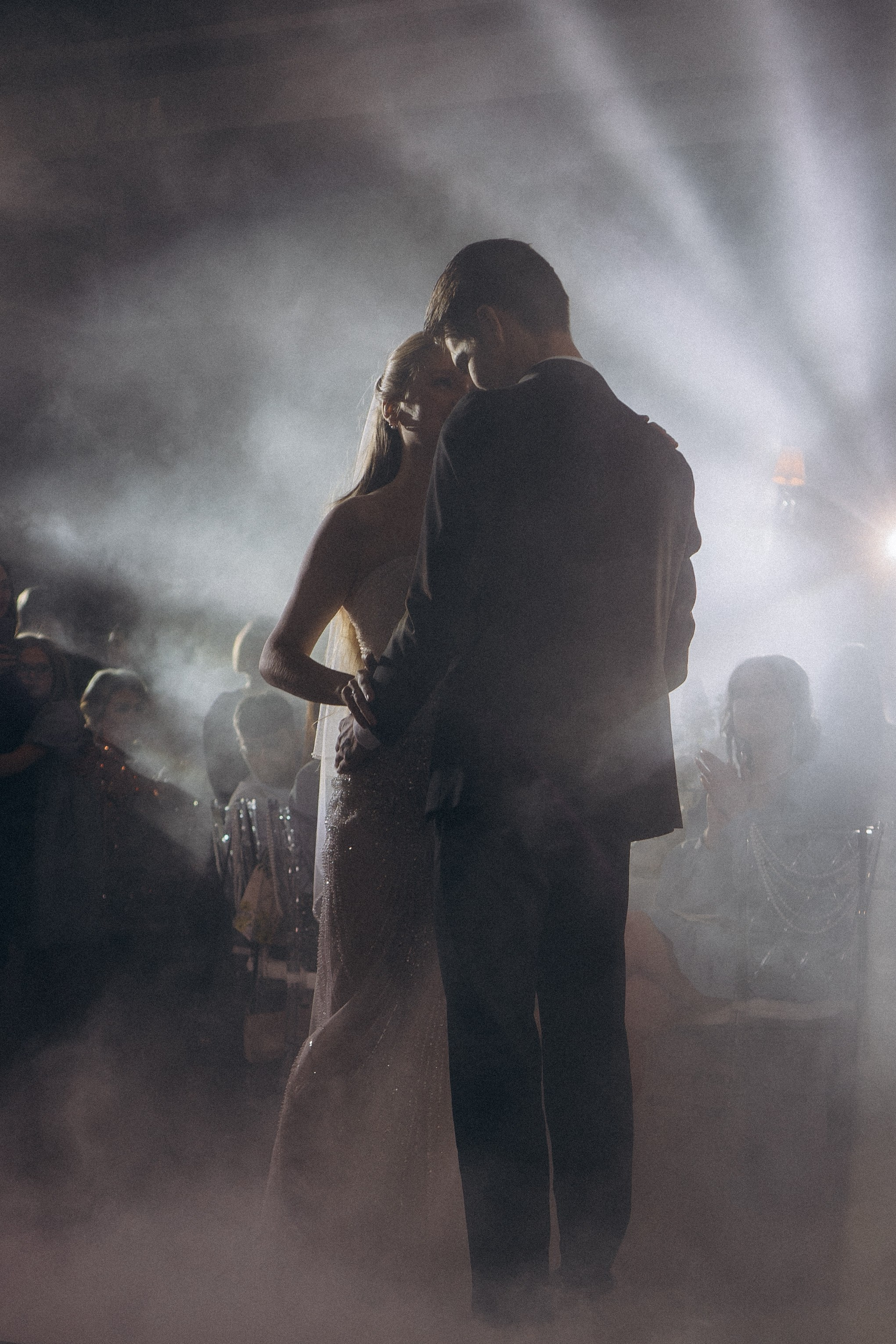 ПЕРВЫЙ ТАНЕЦ МОЛОДЫХ НА БАНКЕТЕ. ТРОГАТЕЛЬНЫЙ МОМЕНТ (СНЯТО В СИБИРЕ В НИЖНЕВАРТОВСКЕ). Профессиональный фотограф, Санкт-Петербург — Виктория Богомолова