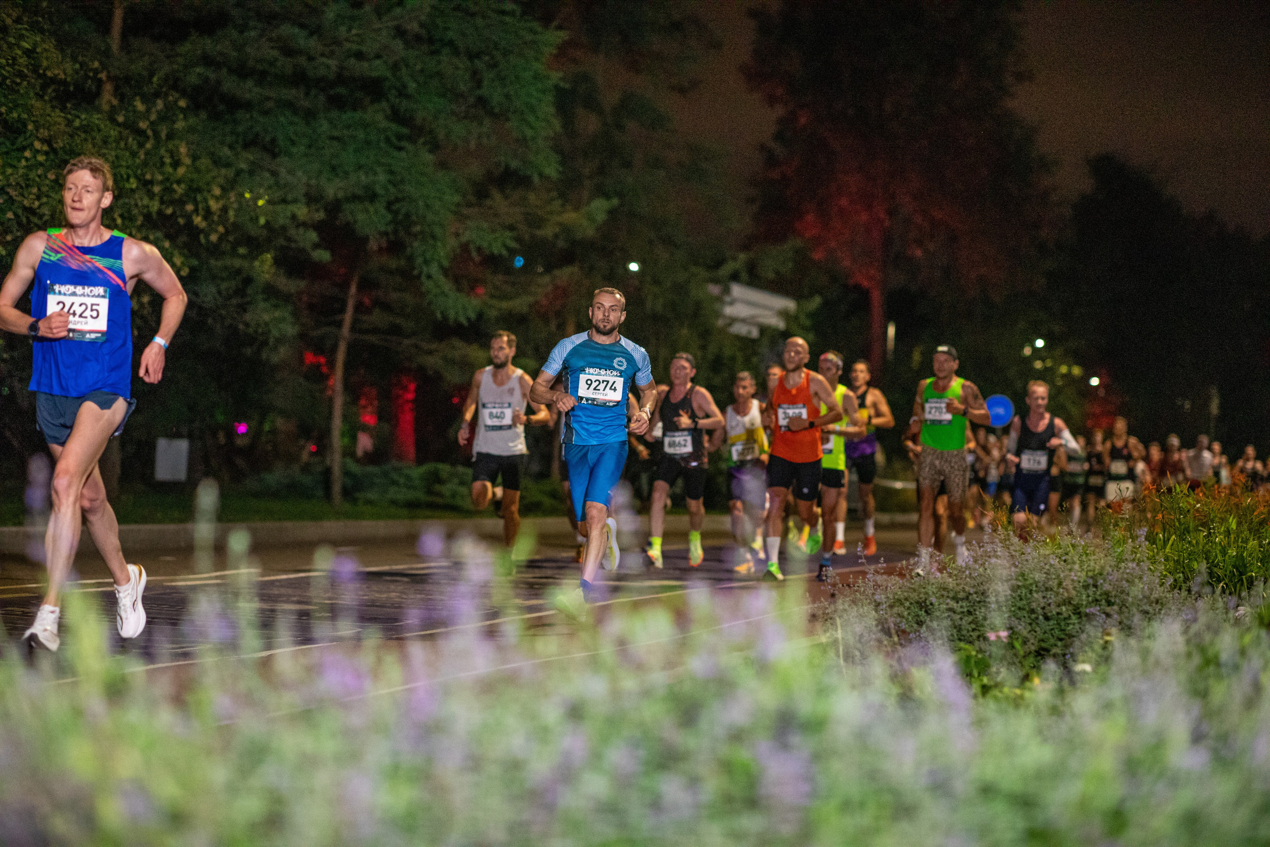 Ночной забег в ленте фотографий бегунов 03.08.24. Фотограф Сергей Ловкий