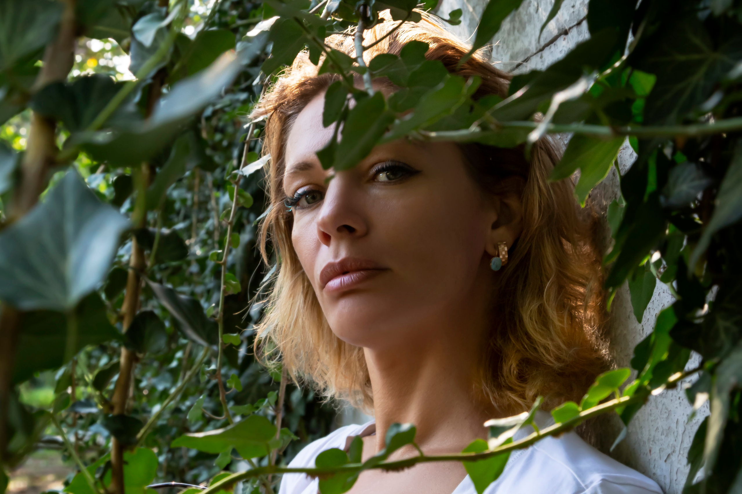 создание и художественная обработка драматического женского портрета на выездной фотосессии в листве на природе в Симферополе и по всему Крыму для женщин 35+