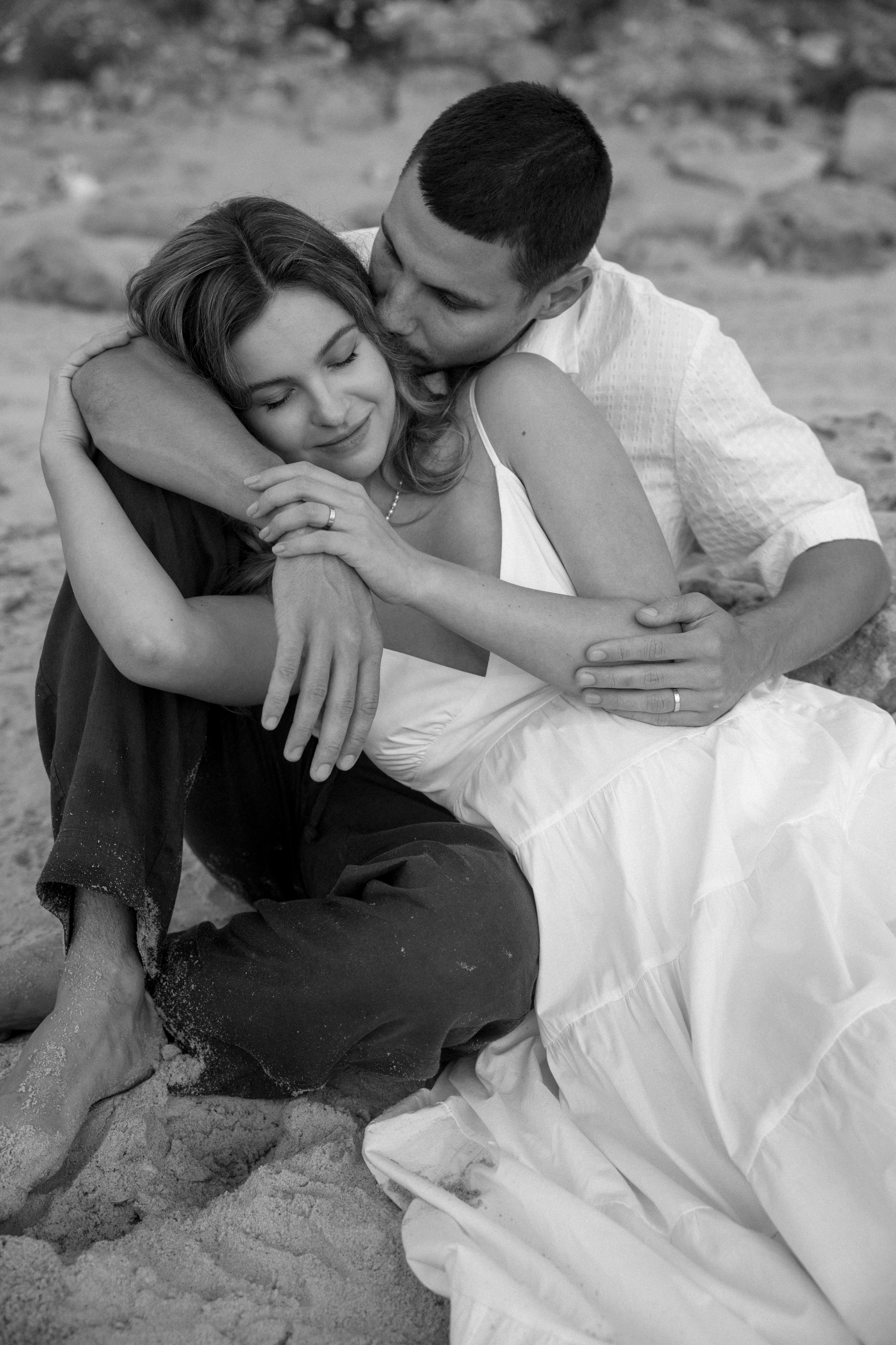 Pregnancy photoshoot near the sea (cloudy weather). Главная