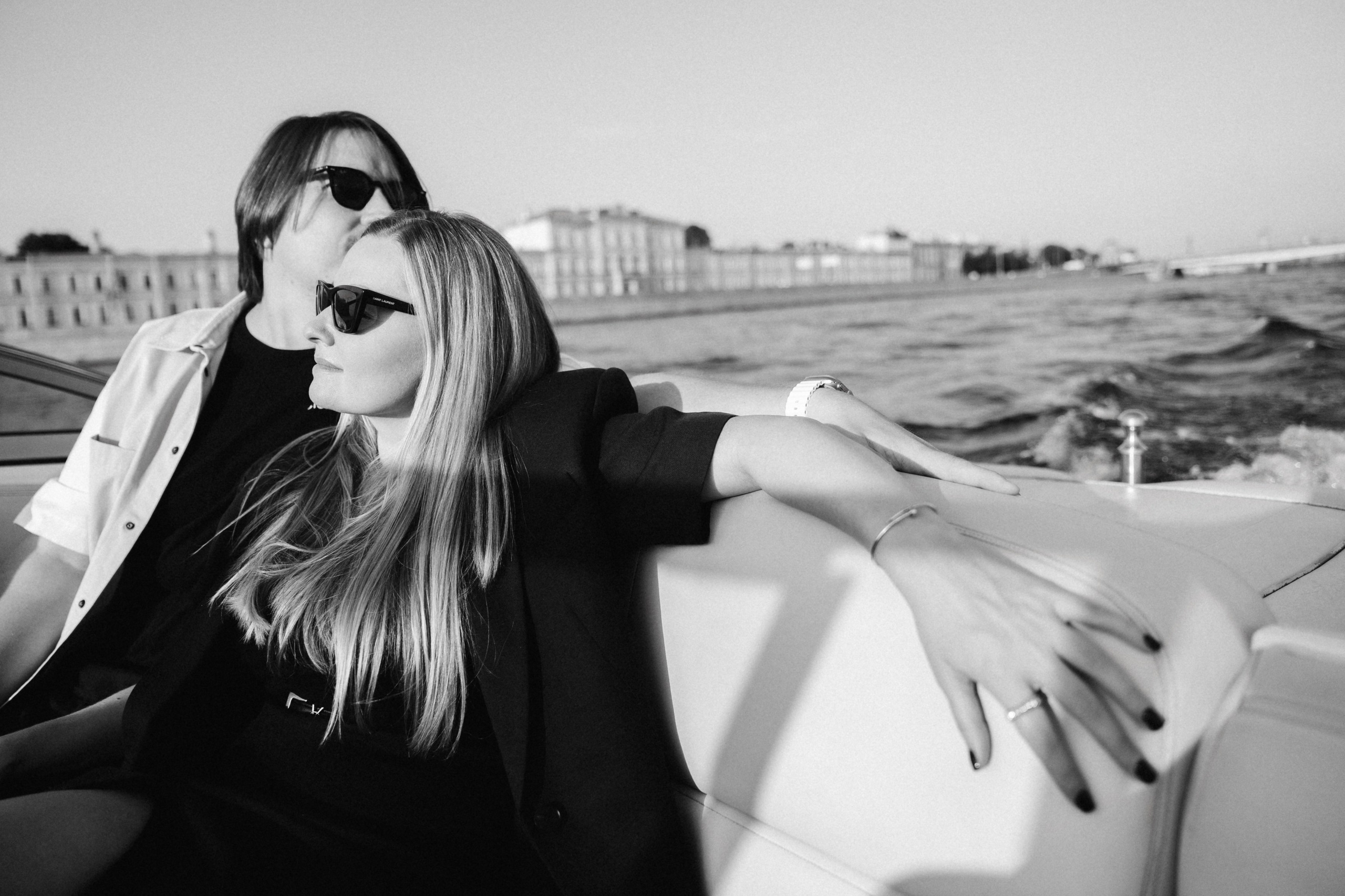 Даша и Витя на катере. Репортажный и портретный фотограф в Санкт-Петербурге Степлевич Дарья