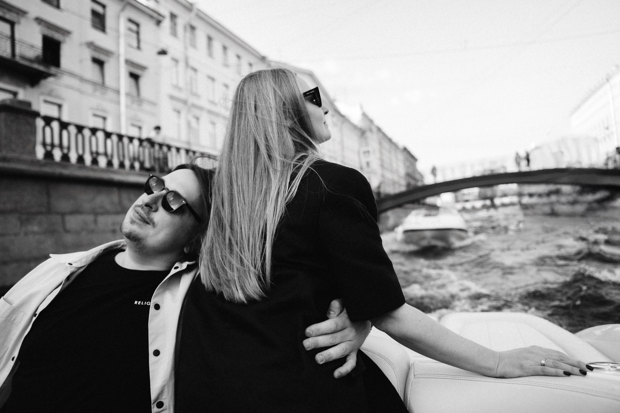 Даша и Витя на катере. Репортажный и портретный фотограф в Санкт-Петербурге Степлевич Дарья