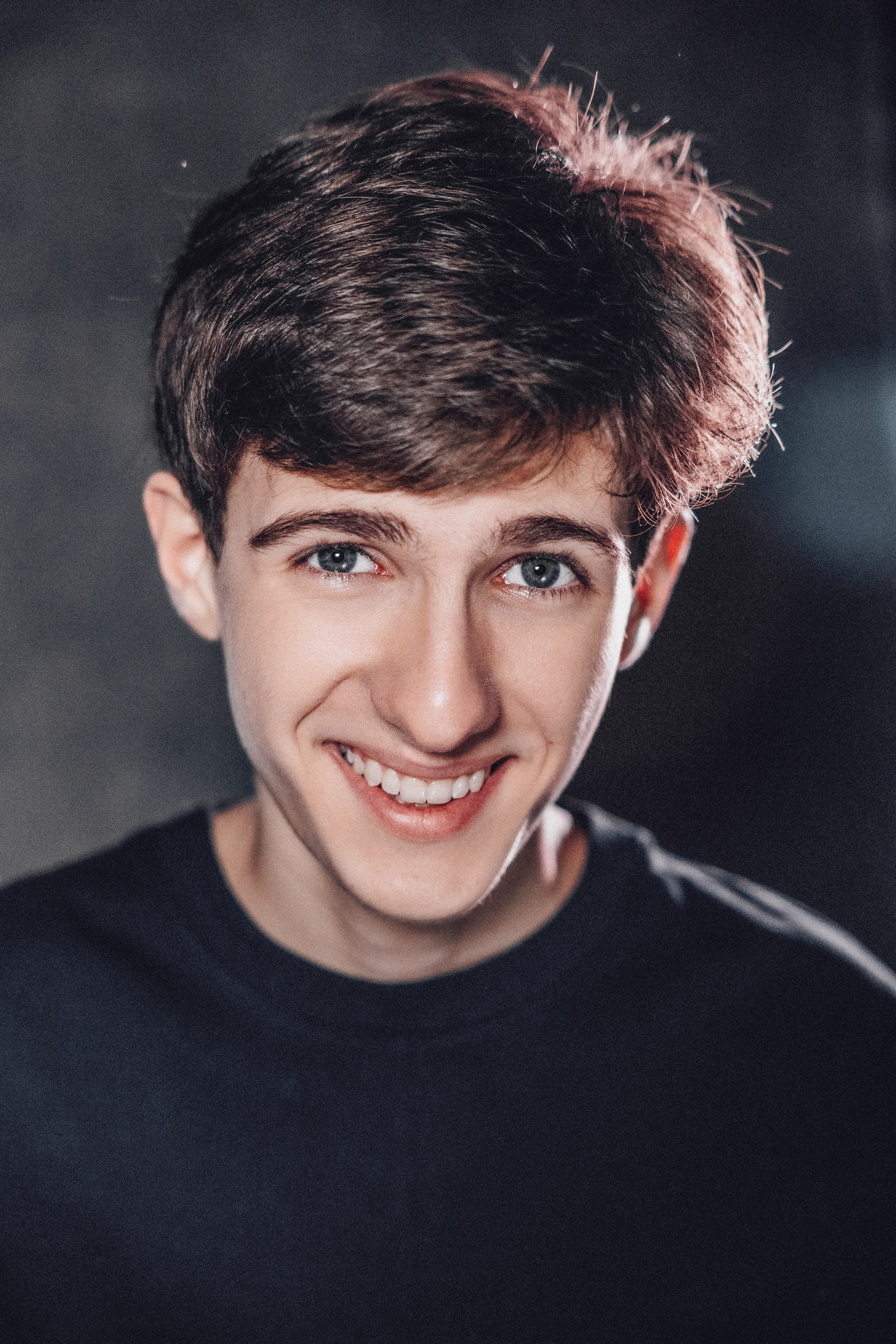 АРТЁМ. Я фотограф из Москвы к Вашим услугам