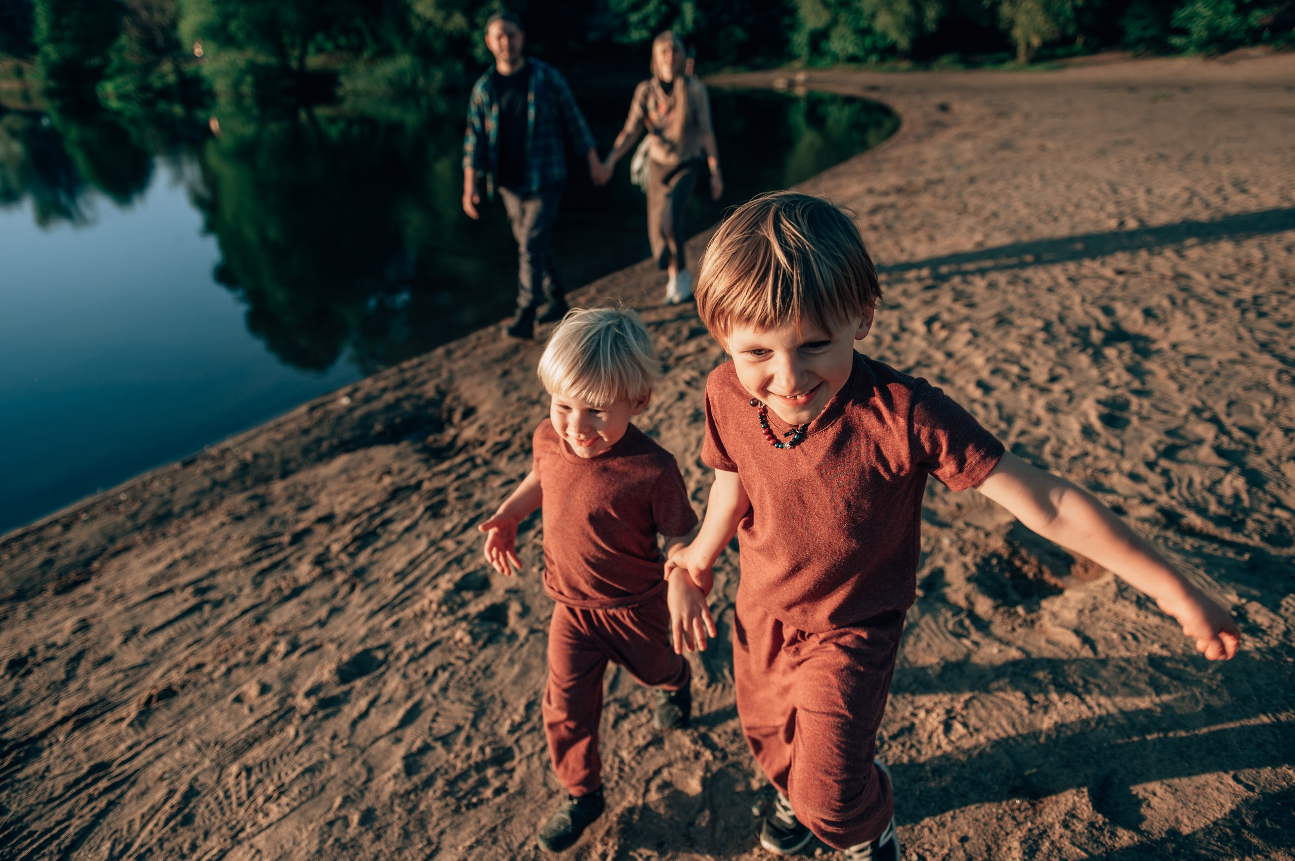 Семейна прогулка с непоседами-мальчишками. Свадебный и семейный фотограф София Невская