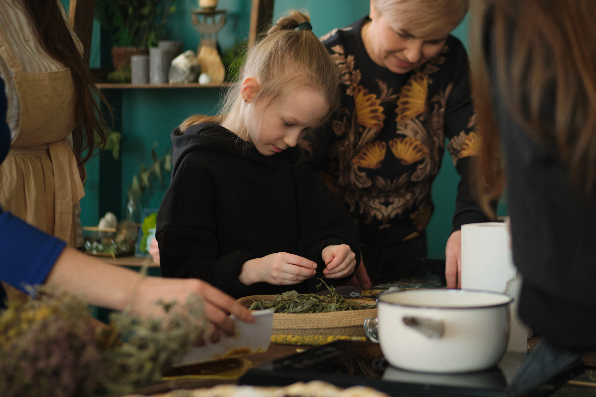 Репортажная фотосъемка мастер-классов по изготовлению восковых свечей. Фотоотчет с мероприятия в Кирове.