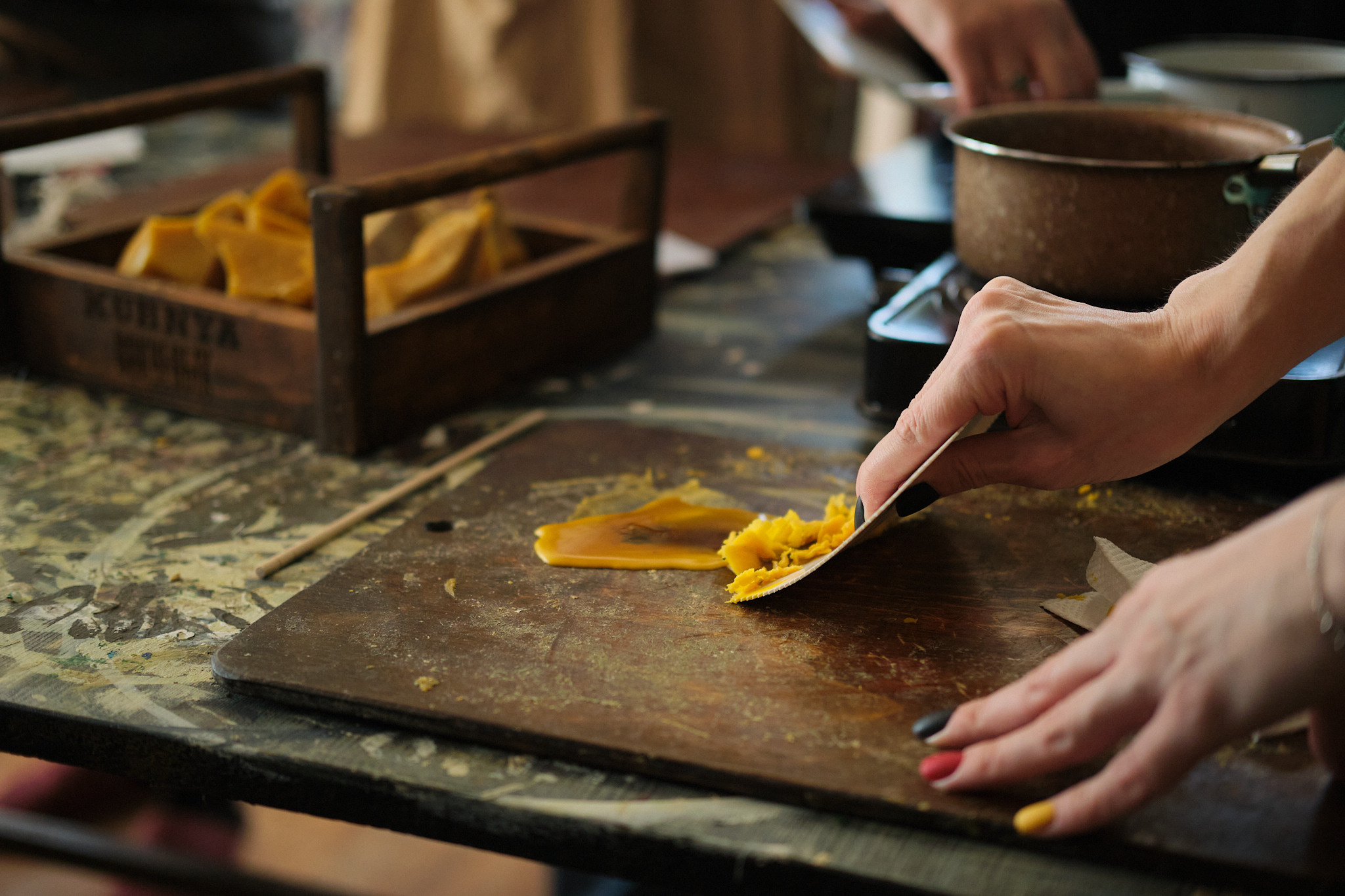 Репортажная фотосъемка мастер-классов по изготовлению восковых свечей. Фотоотчет с мероприятия в Кирове.