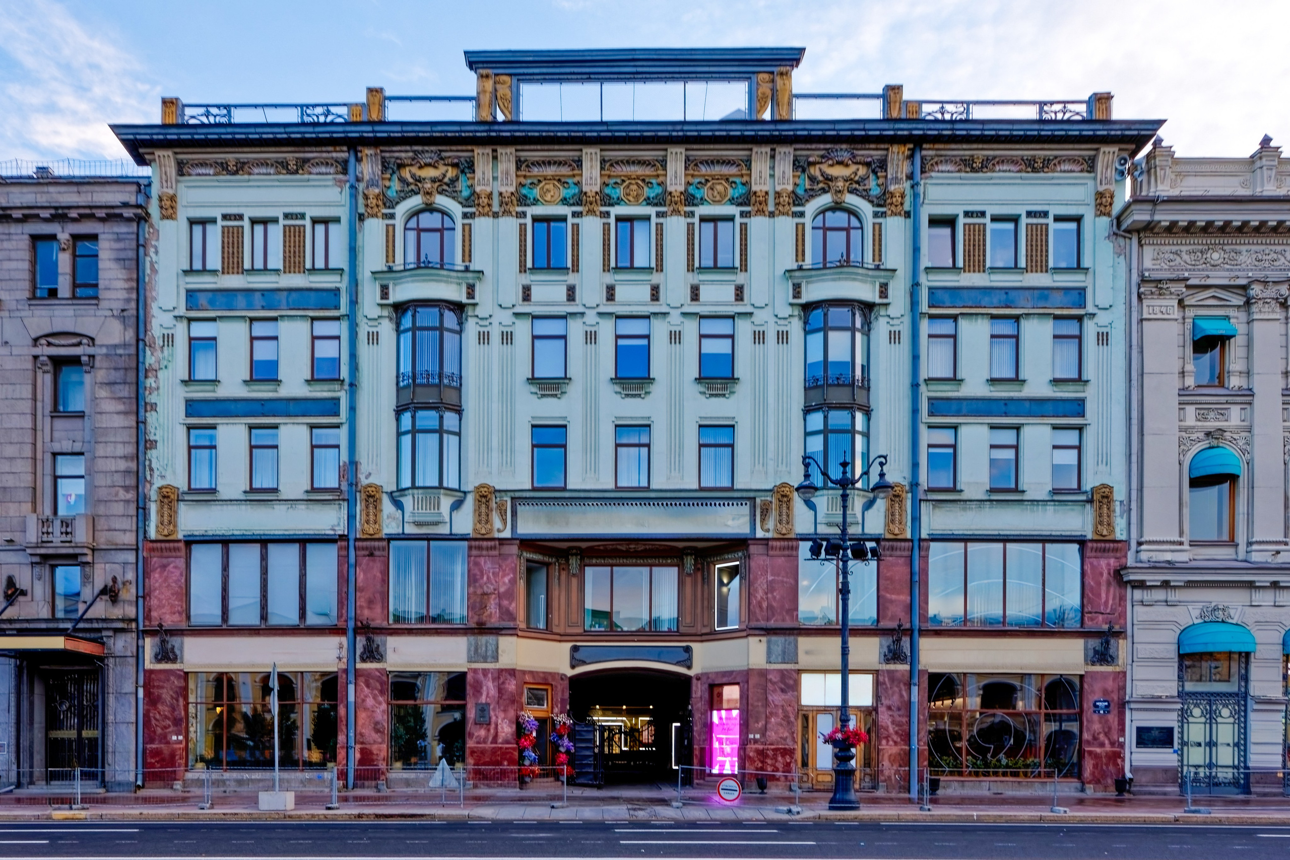 Санкт-Петербург, Невский проспект, дом 46. Доходный дом Московского купеческого банка, 1902 год. Архитектор Леонтий Николаевич Бенуа. ОКНРЗ 781510379740005.