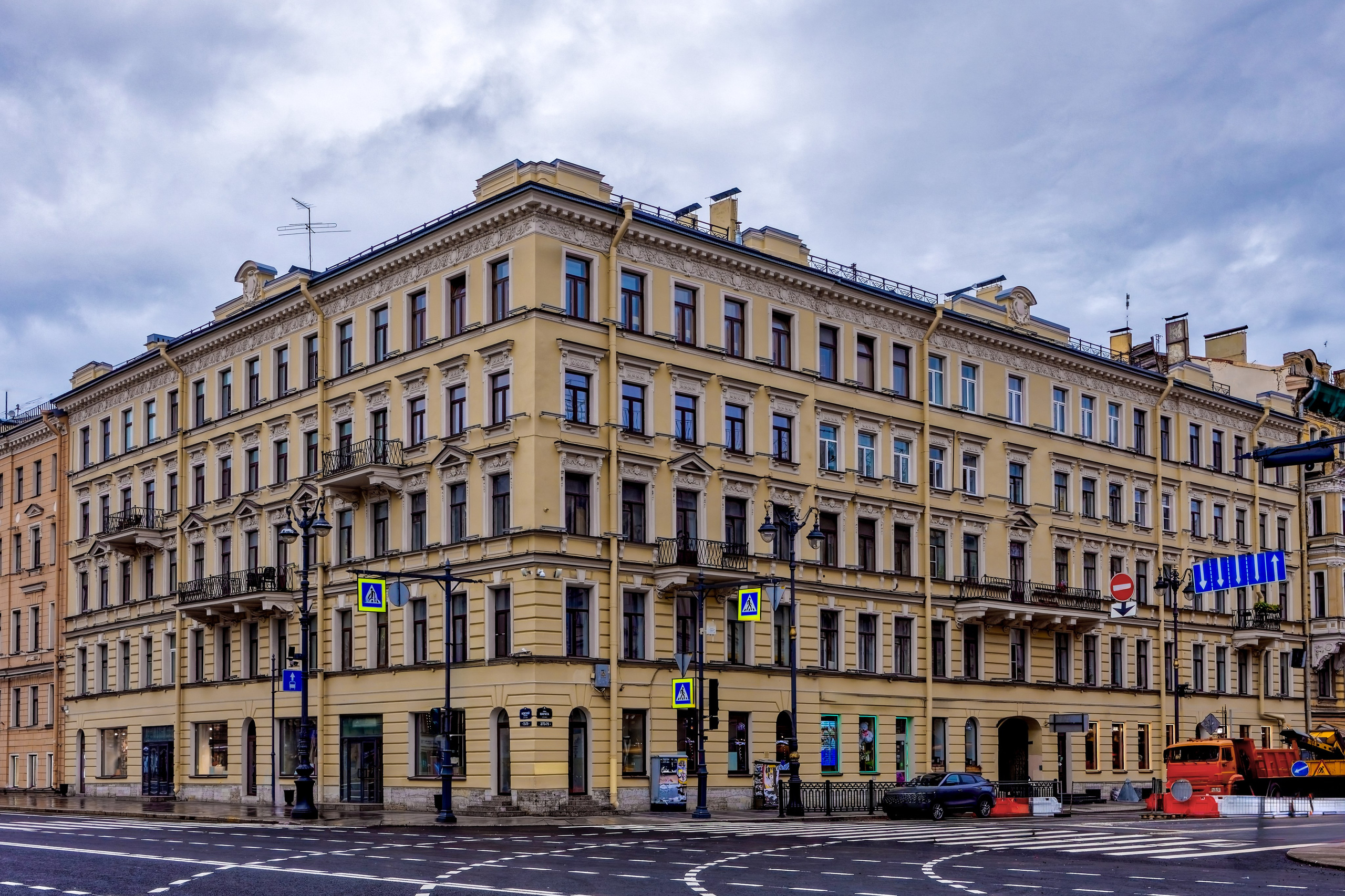 Санкт-Петербург, Невский проспект, дом 73 (улица Марата, дом 2). Училище при церкви святой Марии Магдалины (дом аптекаря Типмара), 1838 год. Архитектор Леонард Леонардович Шауфельбергер. ОКНРЗ 7832501000