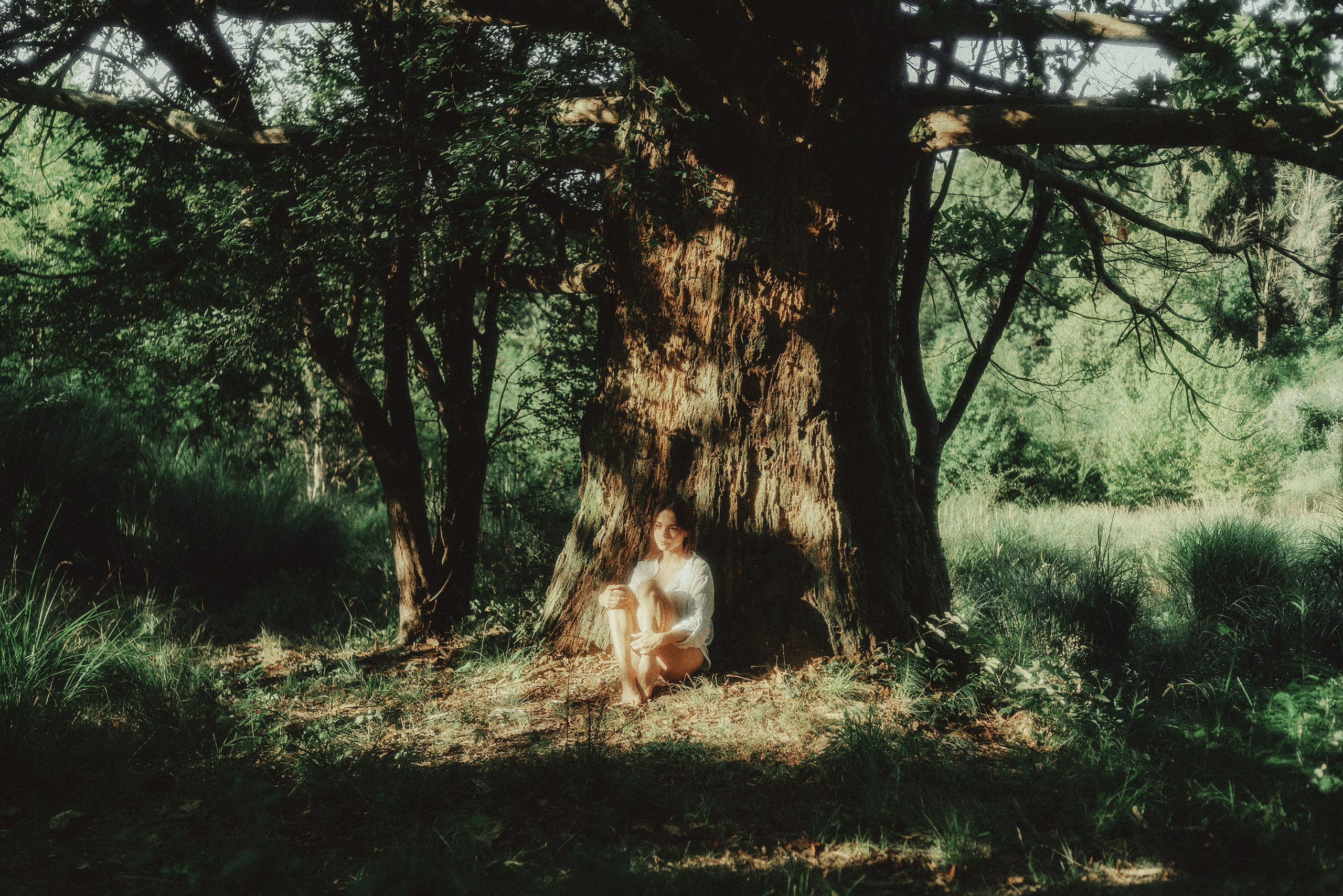 ню в лесу с контровым светом, Подмосковье