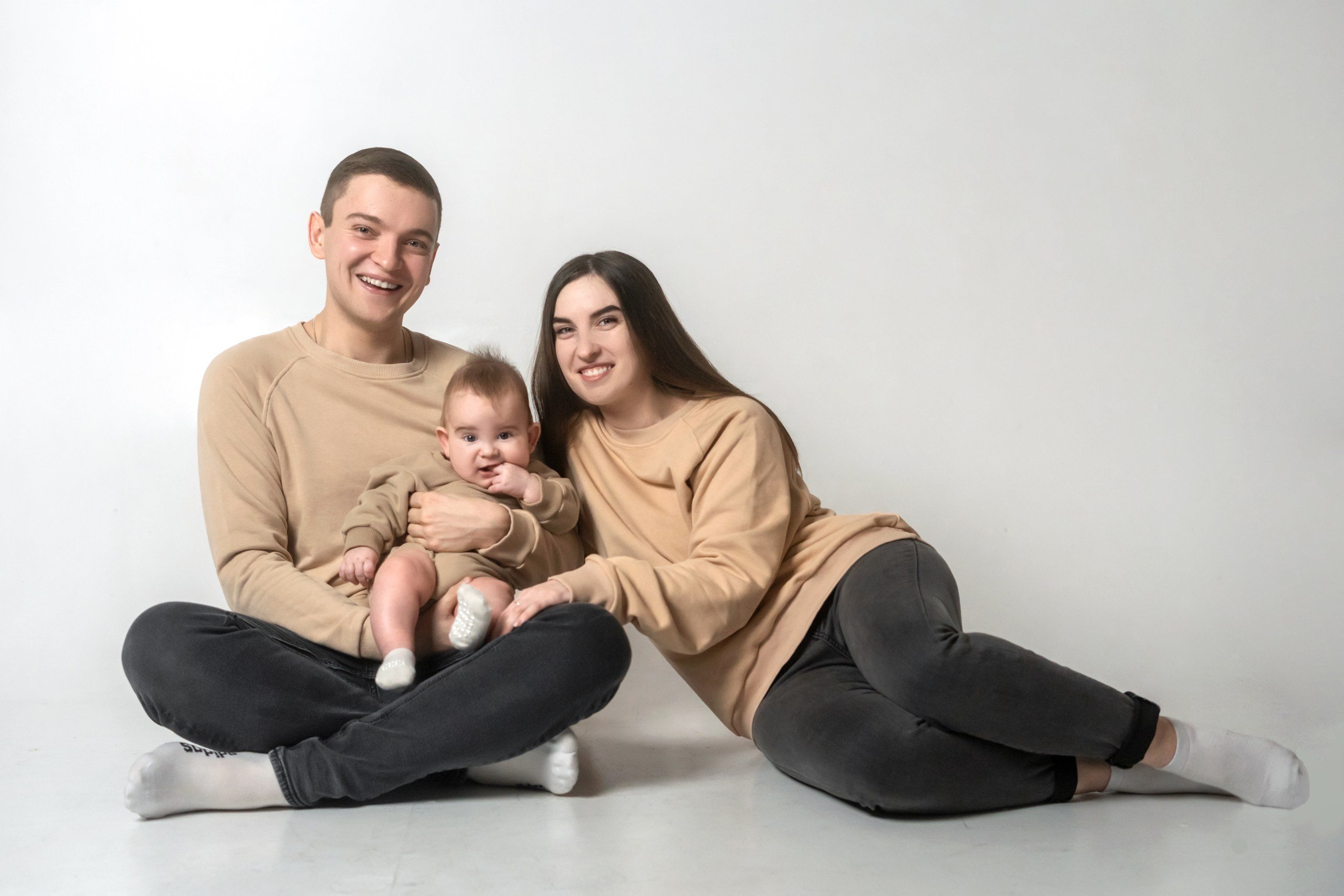 Семейная съемка в студии. Мила Посвит Фотограф новорожденных в Тобольске