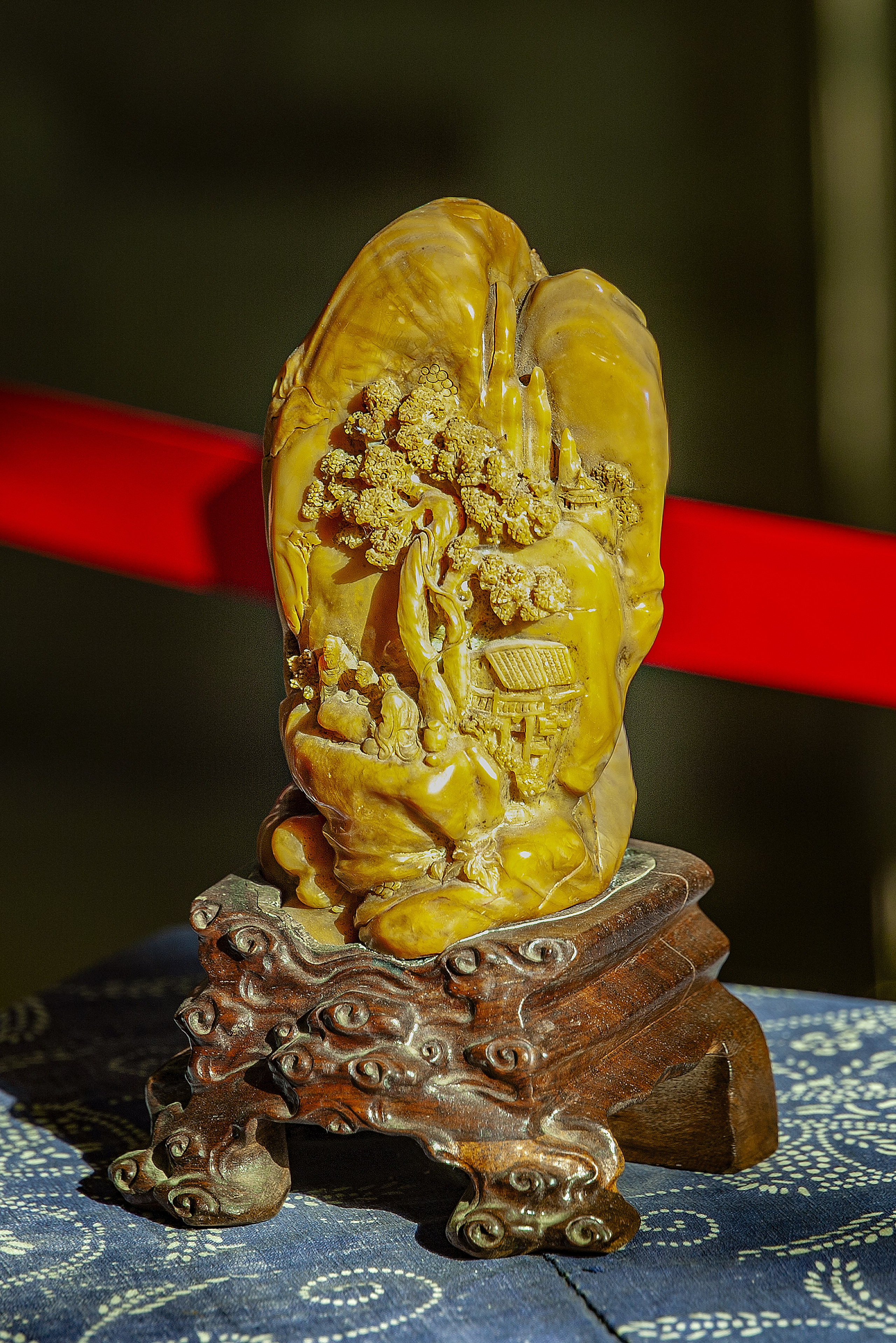 Музейный экспонат. Изделие их нефрита 