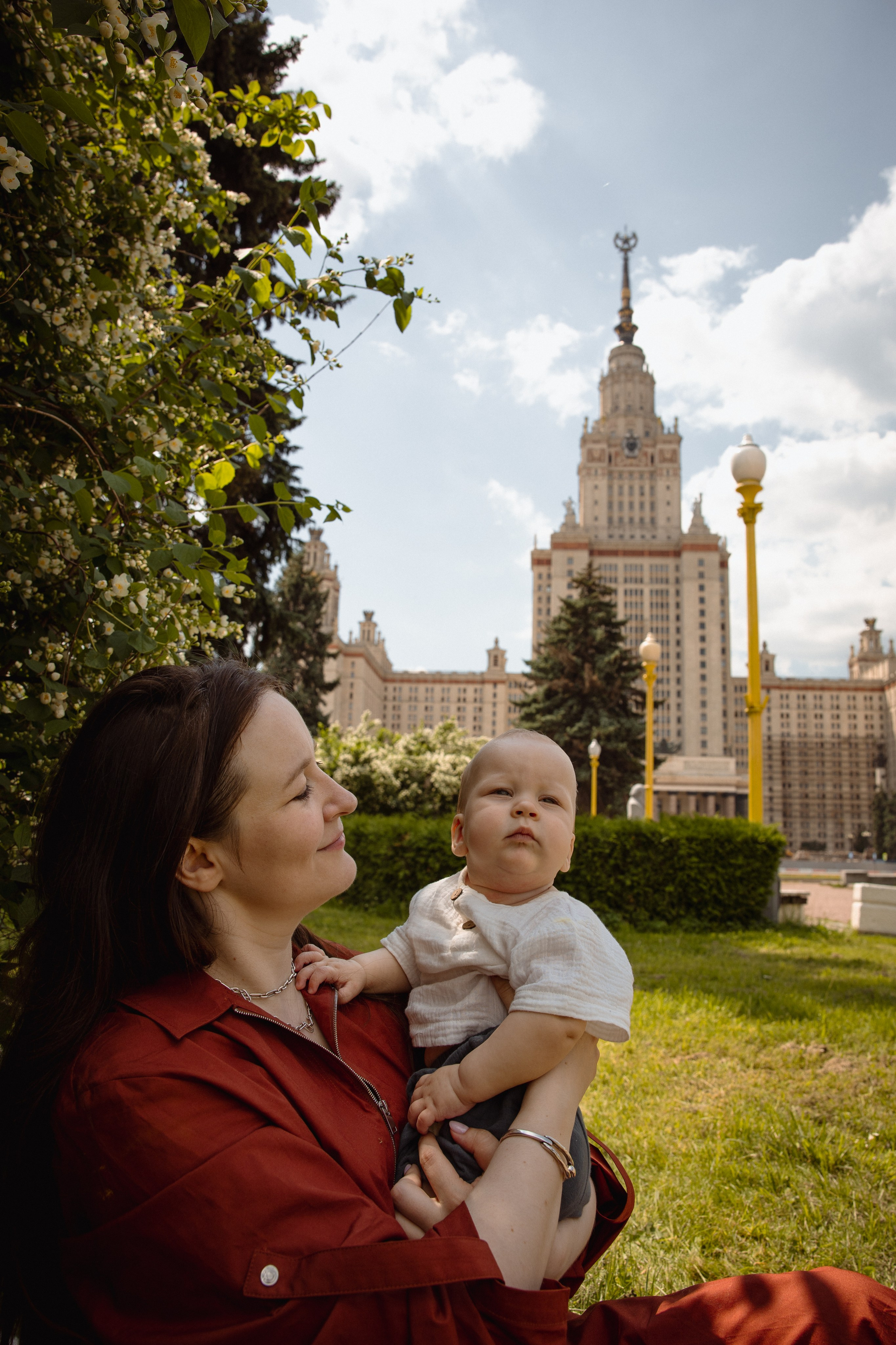 Настя с сыном у Alma-Mater. Ваш семейный newborn и lifestyle фотограф в СПБ Наталья Журавлева