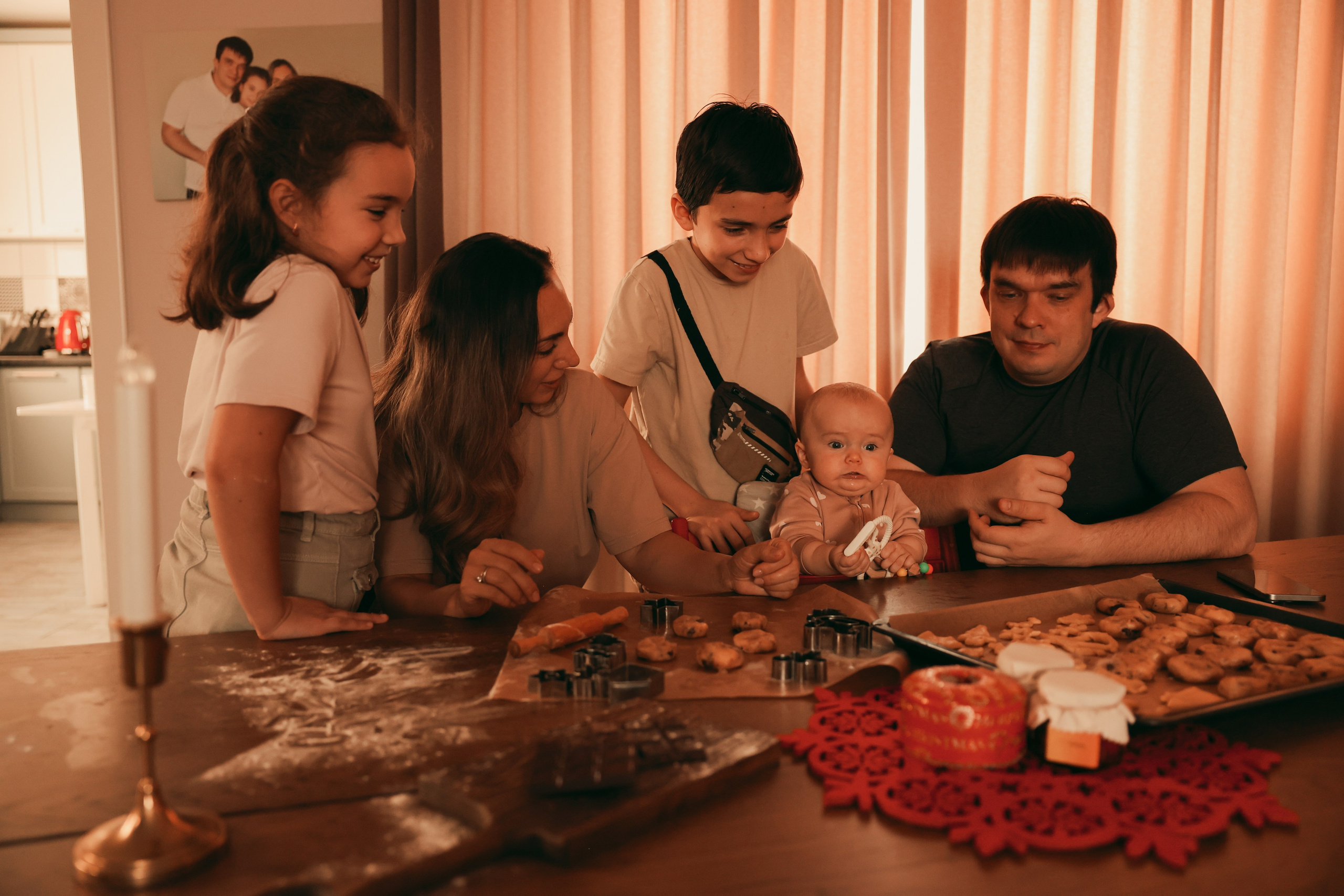 Новогоднее печенье всей семьей. Ваш семейный newborn и lifestyle фотограф в СПБ Наталья Журавлева