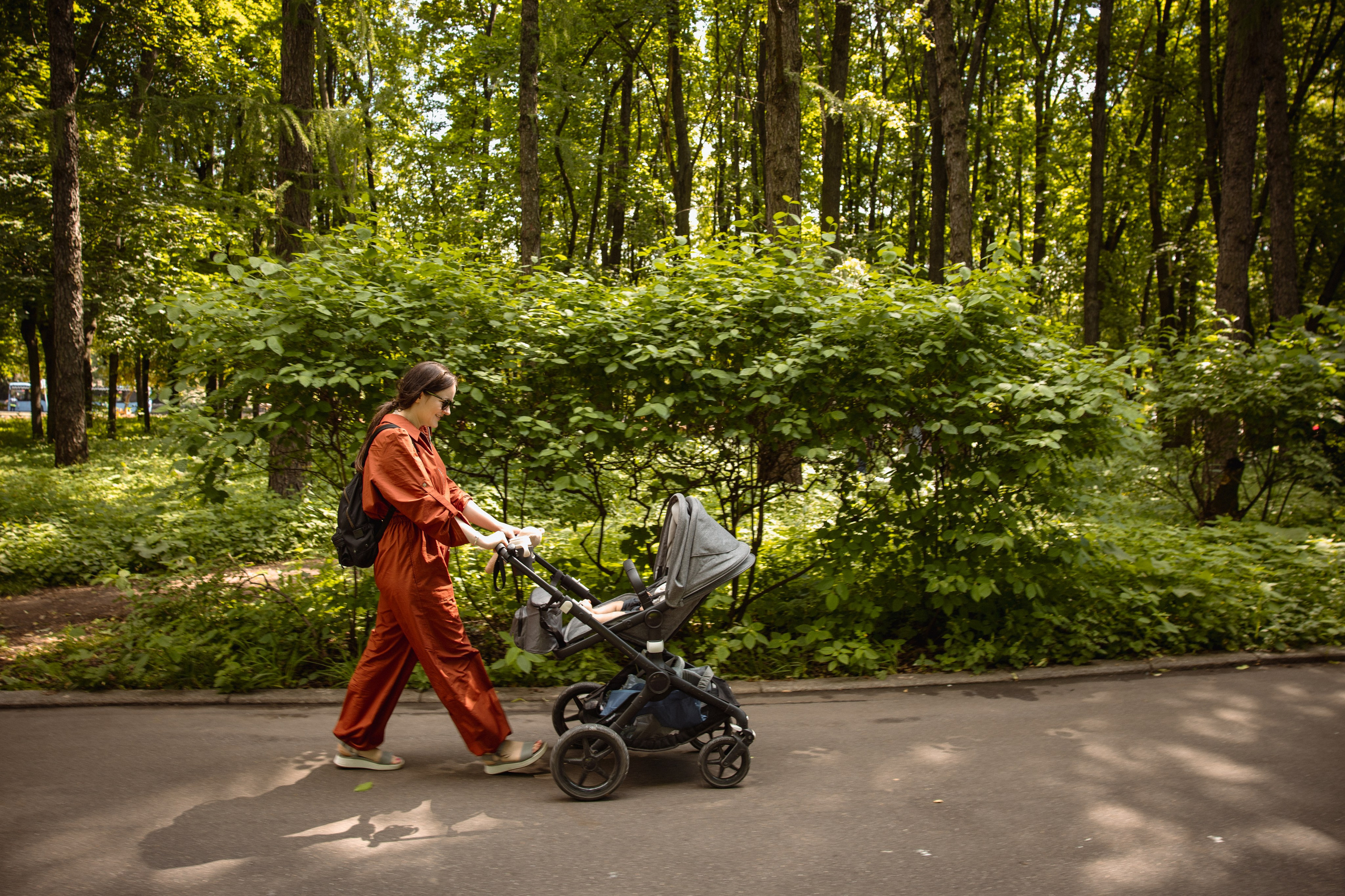 Настя с сыном у Alma-Mater. Ваш семейный newborn и lifestyle фотограф в СПБ Наталья Журавлева