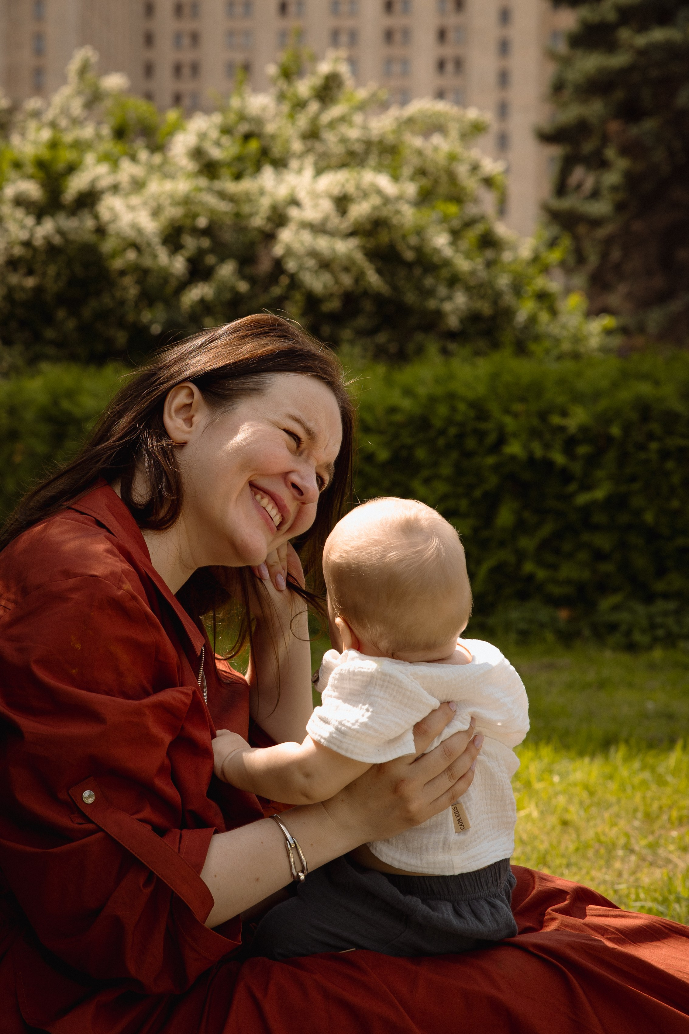 Настя с сыном у Alma-Mater. Ваш семейный newborn и lifestyle фотограф в СПБ Наталья Журавлева